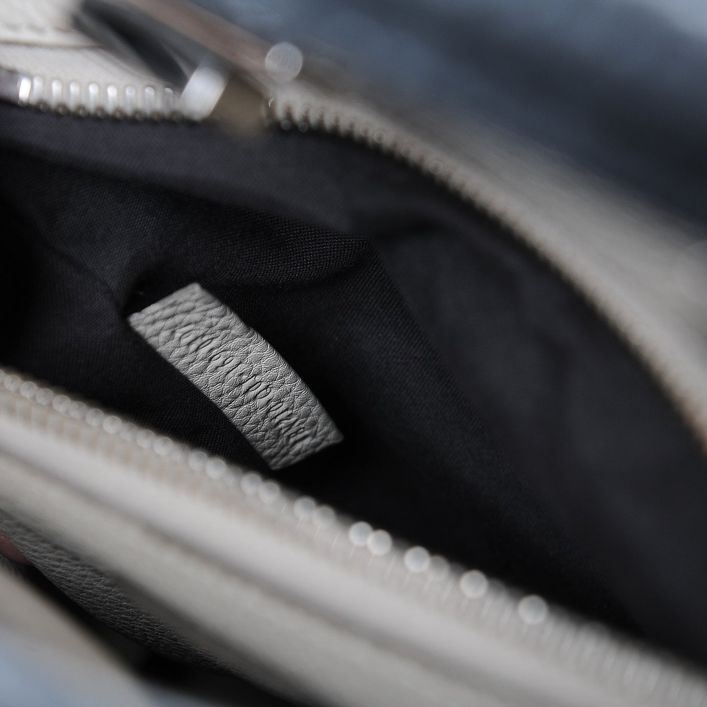 Cuoio Romano Selleria Bi-Color Large Peekaboo Iconic Satchel Asfalto Latte