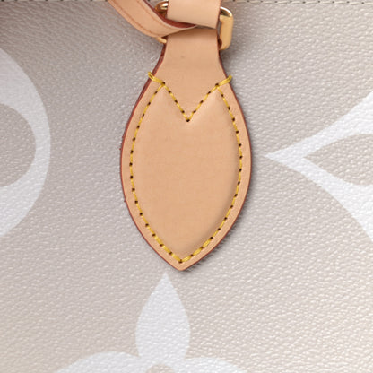 Louis Vuitton Monogram Giant By The Pool Onthego GM Brume 8 of 13