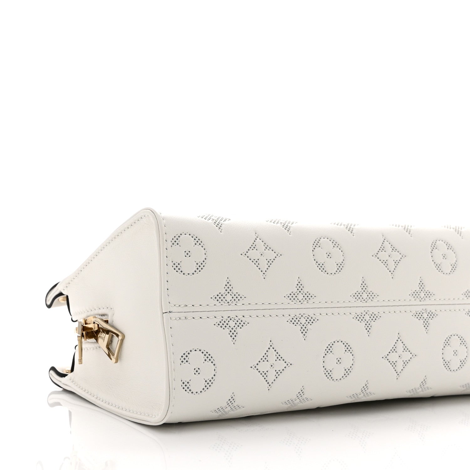Louis Vuitton バッグ、ホワイト Louis Vuitton Calfskin Embossed Monogram OnTheGo East West White