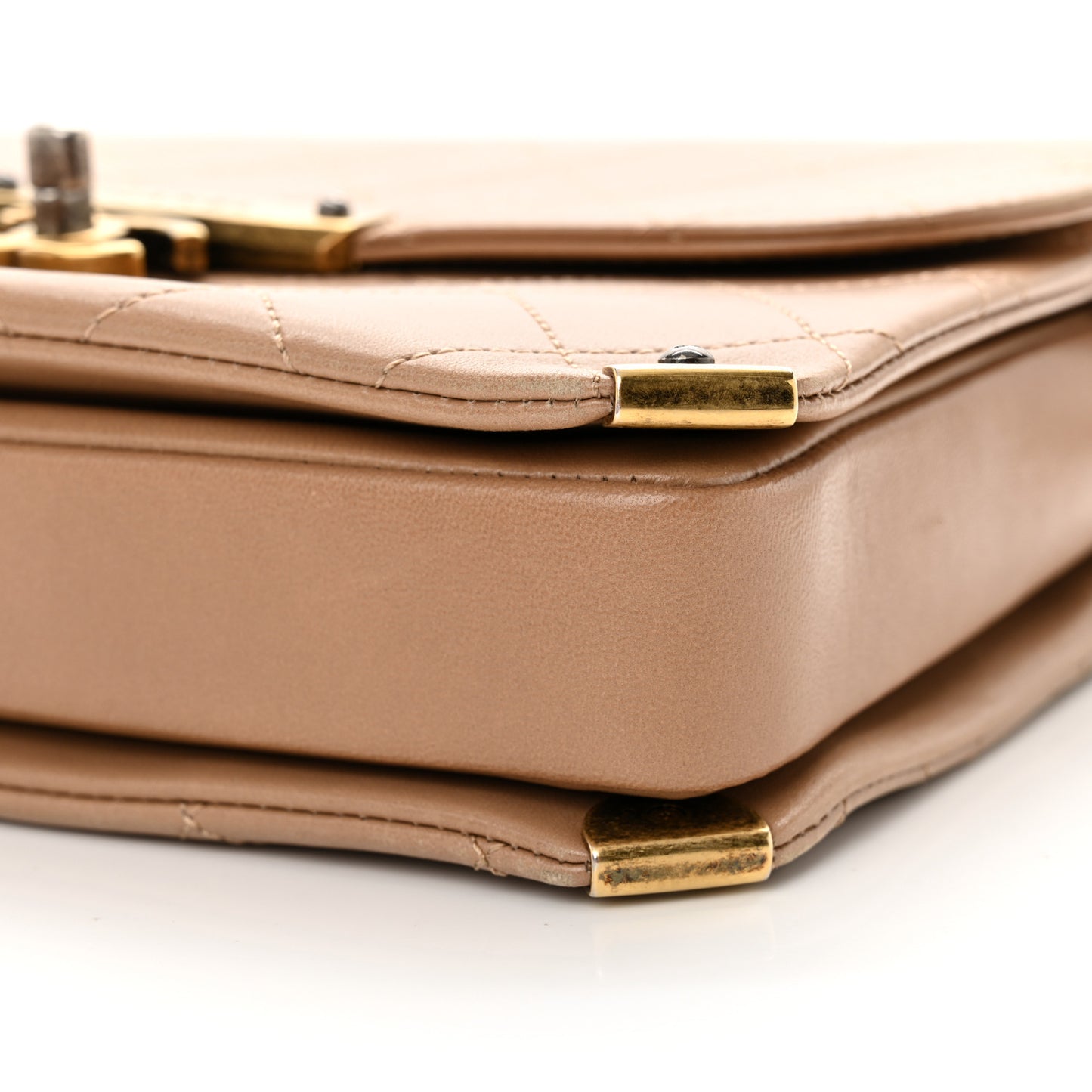 Shiny Lambskin Quilted Around The Corner Flap Beige
