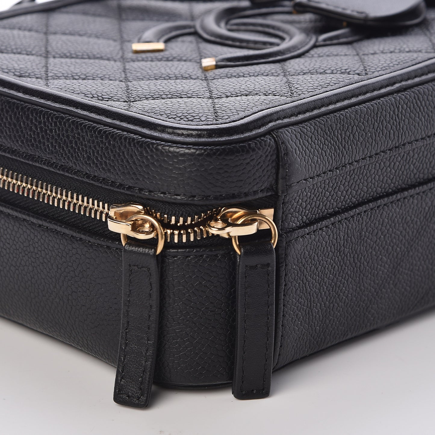 Caviar Quilted Medium CC Filigree Vanity Case Black
