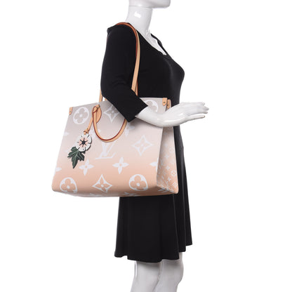 Louis Vuitton Monogram Giant By The Pool Onthego GM Brume 2 of 11