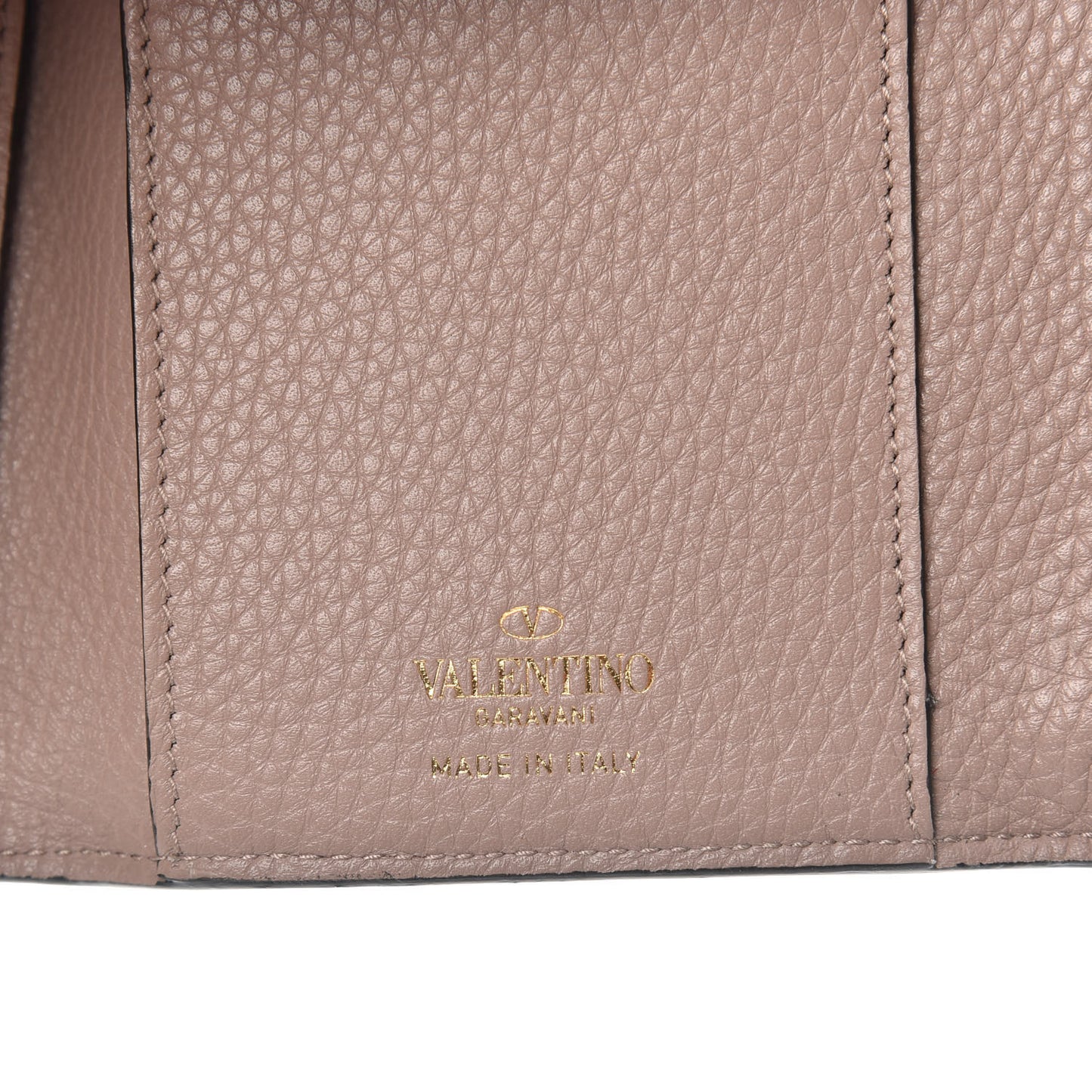 Pebbled Calfskin Bi-Fold Rockstud Wallet Poudre