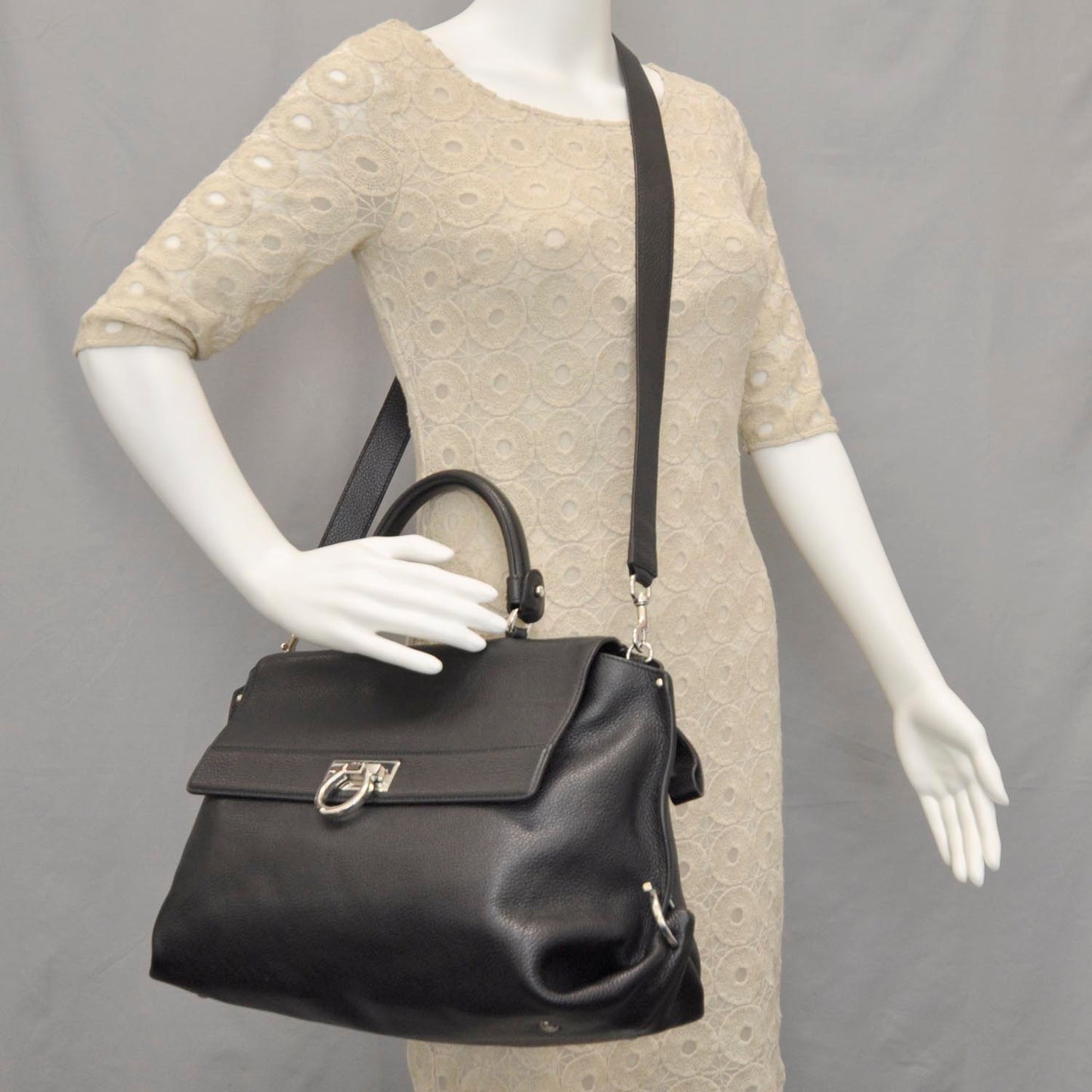 SALVATOREFERRAGAMOLeatherSofiaBlack