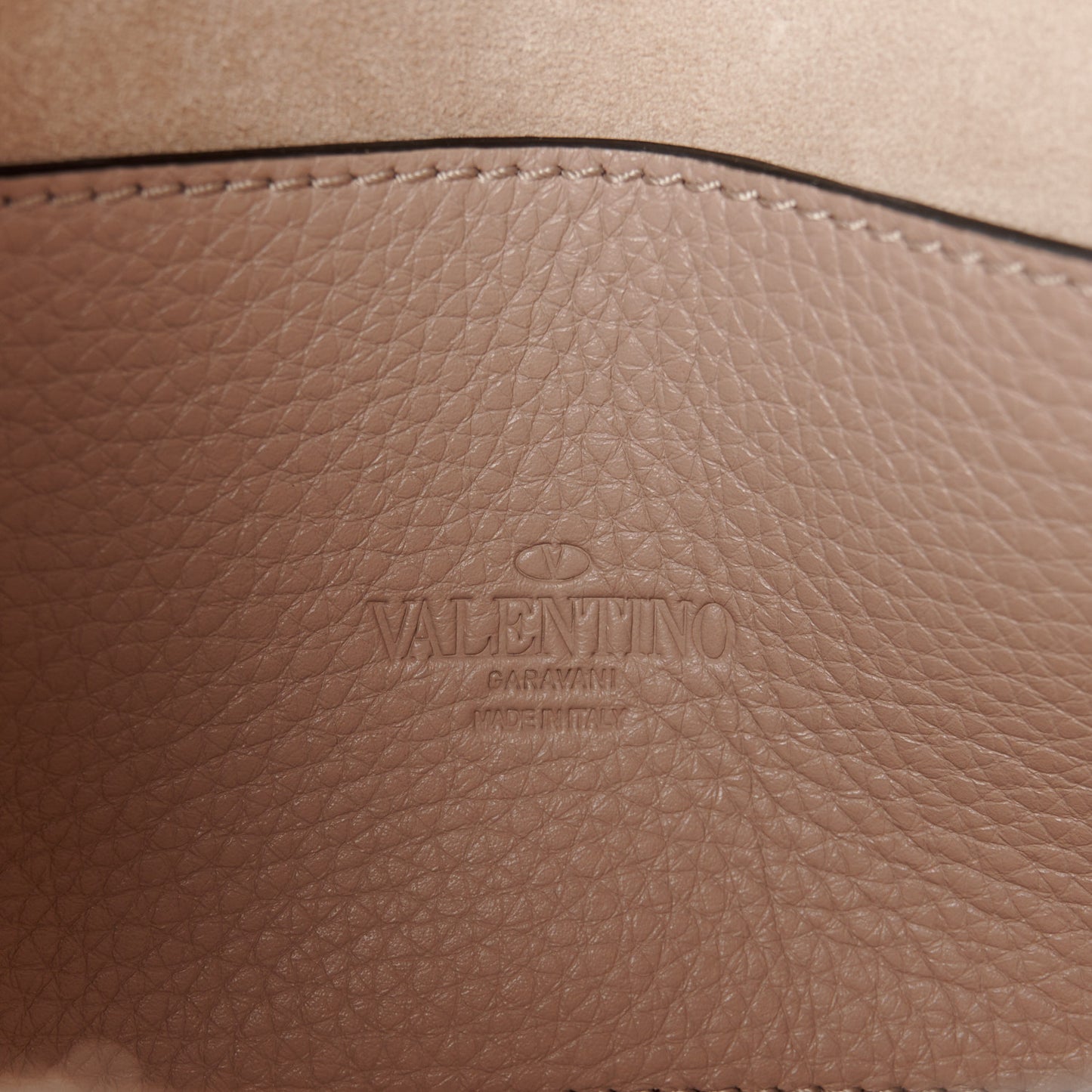 Pebbled Calfskin Medium Rockstud Flip Lock Crossbody Bag Poudre