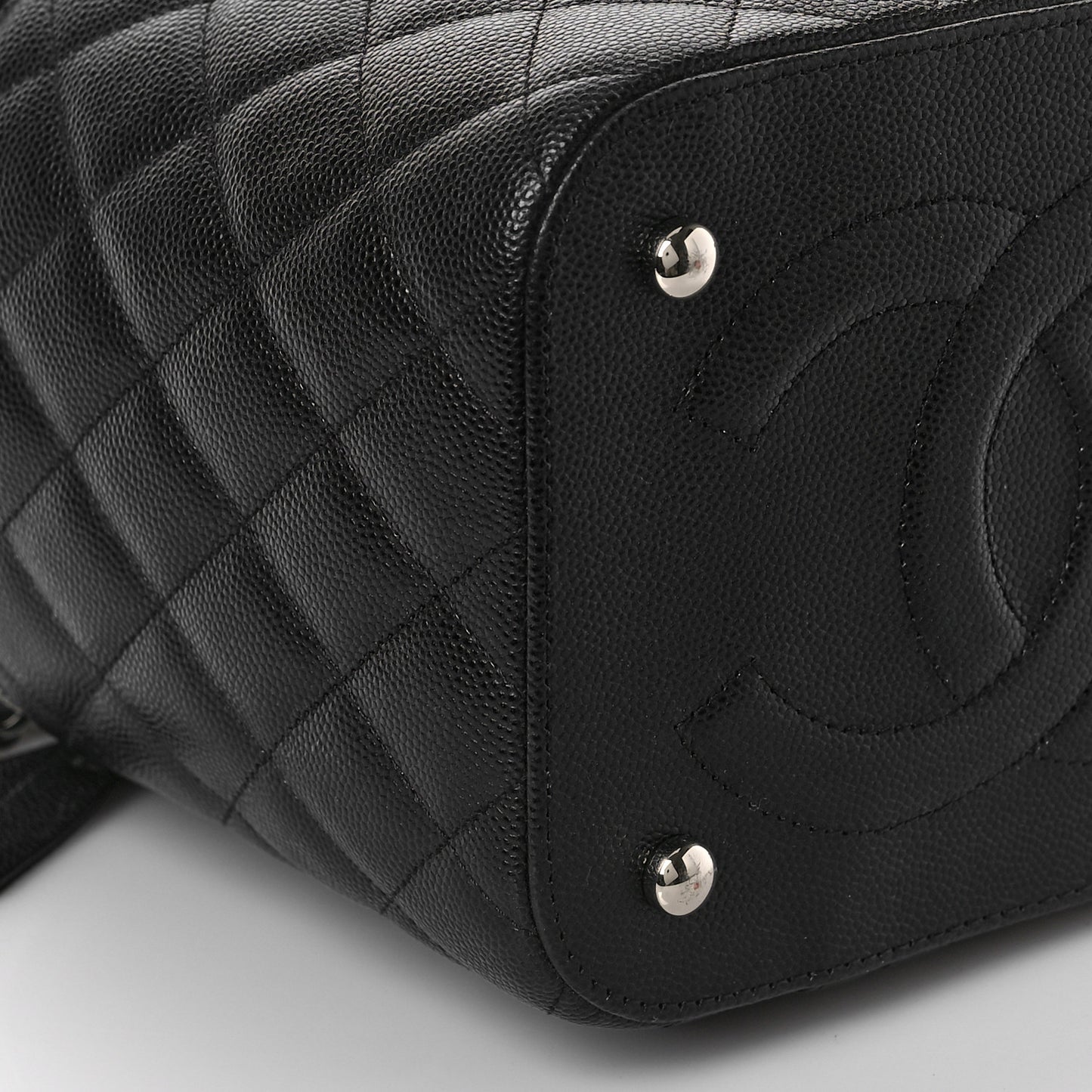 Caviar Quilted Small Top Handle Vanity Case With Chain Black