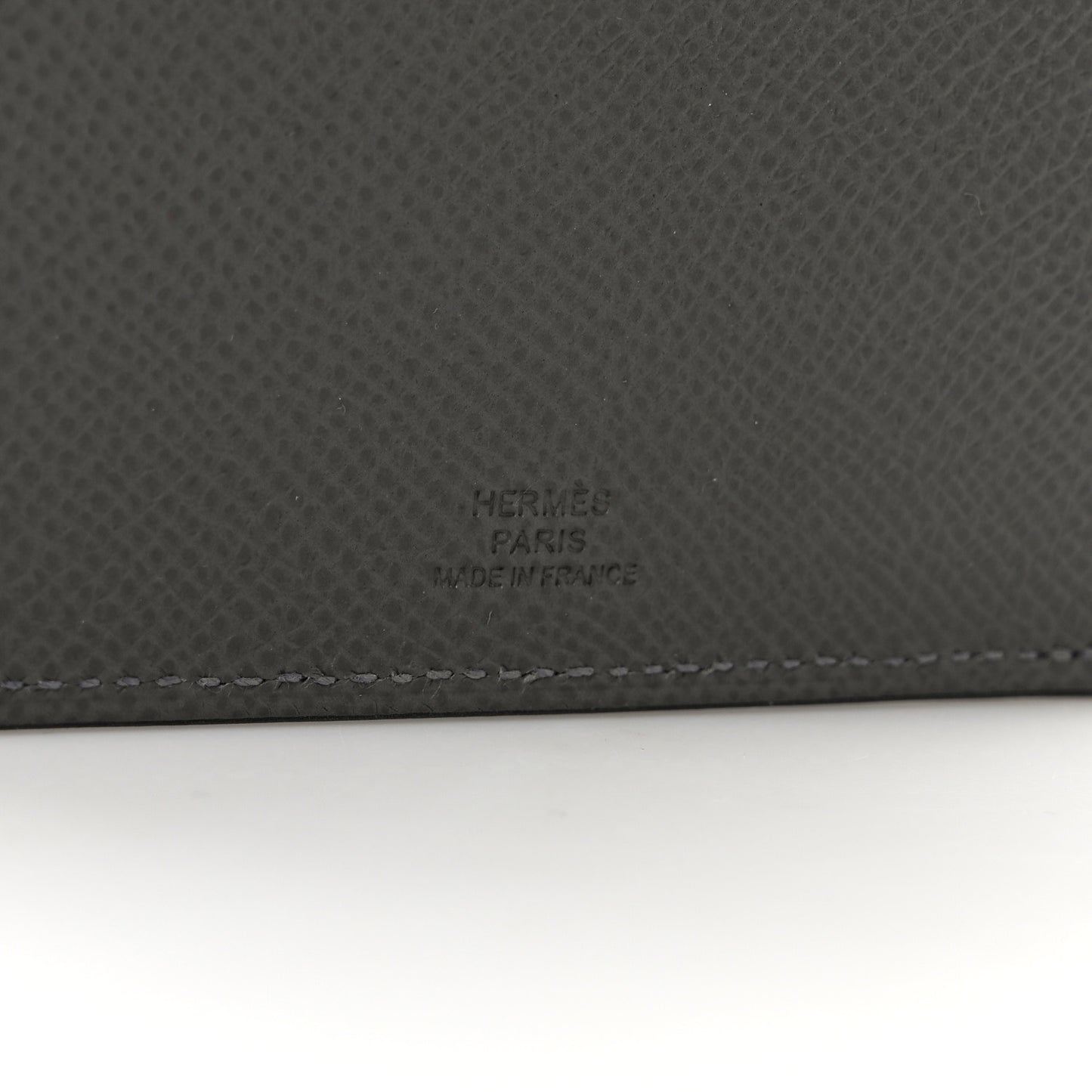 Epsom Tarmac Dot PM Passport Holder Gris Meyer Black