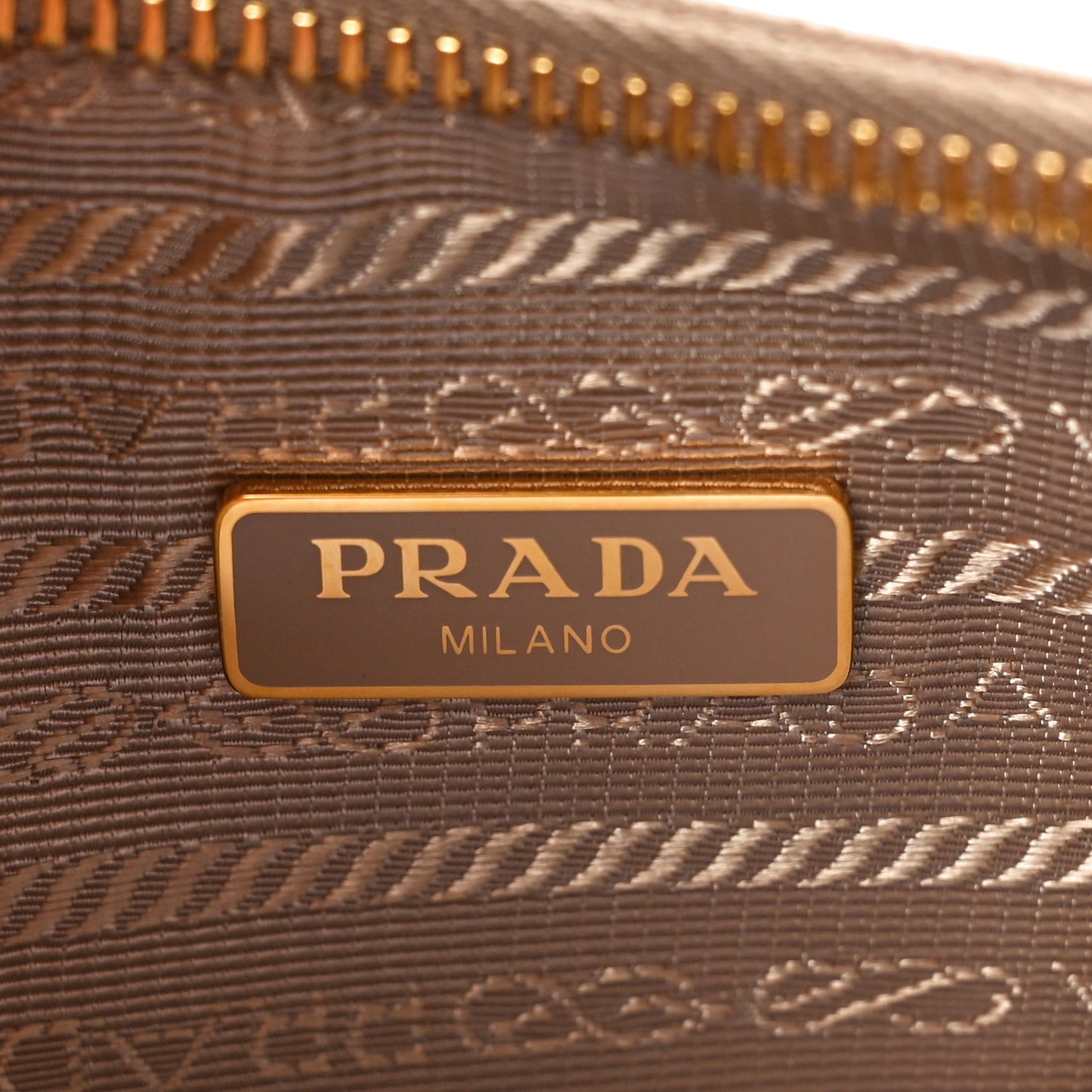 Saffiano Lux Re-Edition 2005 Shoulder Bag Cammeo