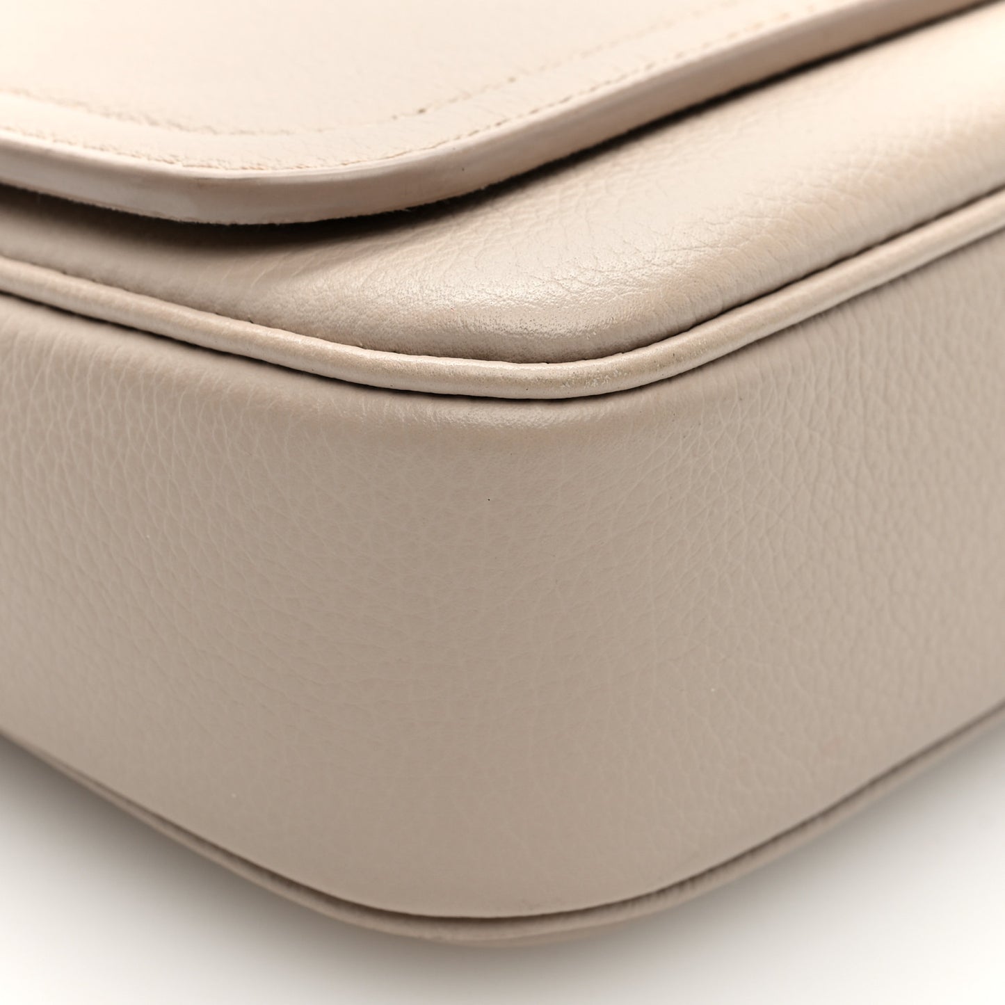 Grained Calfskin Lockme Chain East West Greige