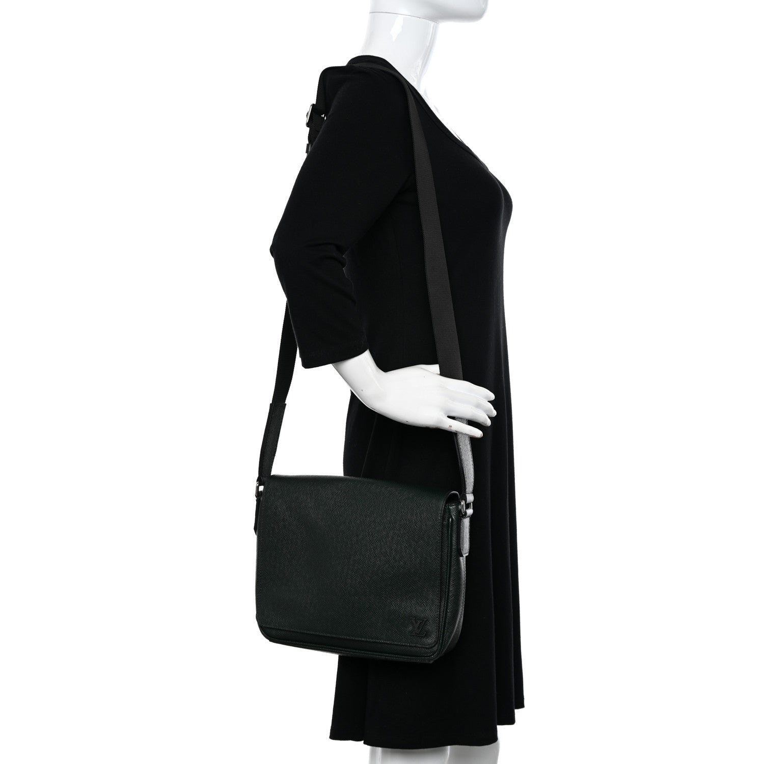 Louis Vuitton Taiga District PM Epicea 2 of 10