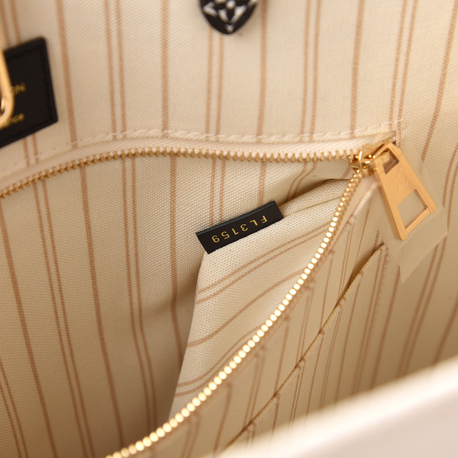 Louis Vuitton Monogram Giant Jungle Onthego GM Ivory 9 of 10