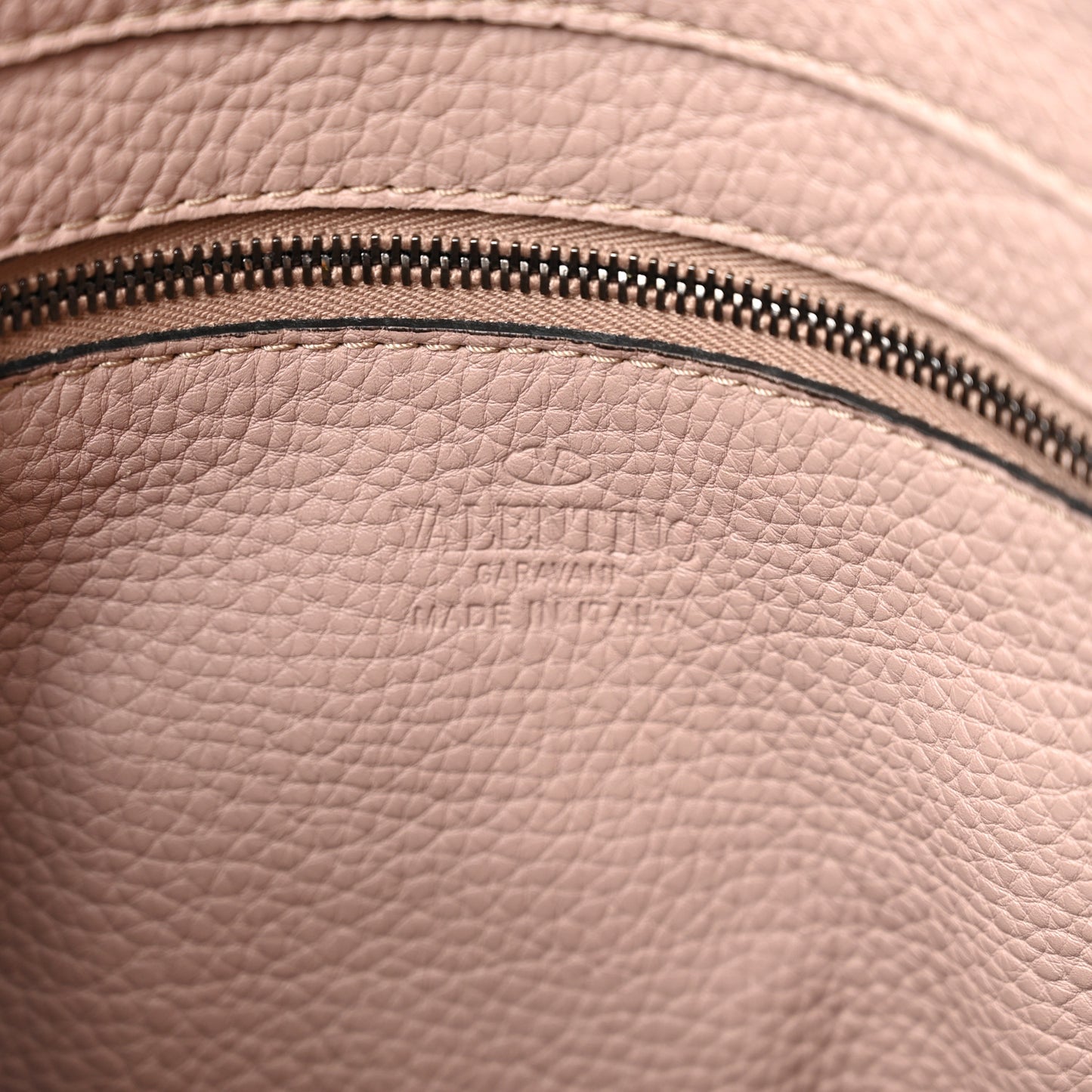 Pebbled Calfskin Small Rockstud Flip-Lock Messenger Bag Poudre