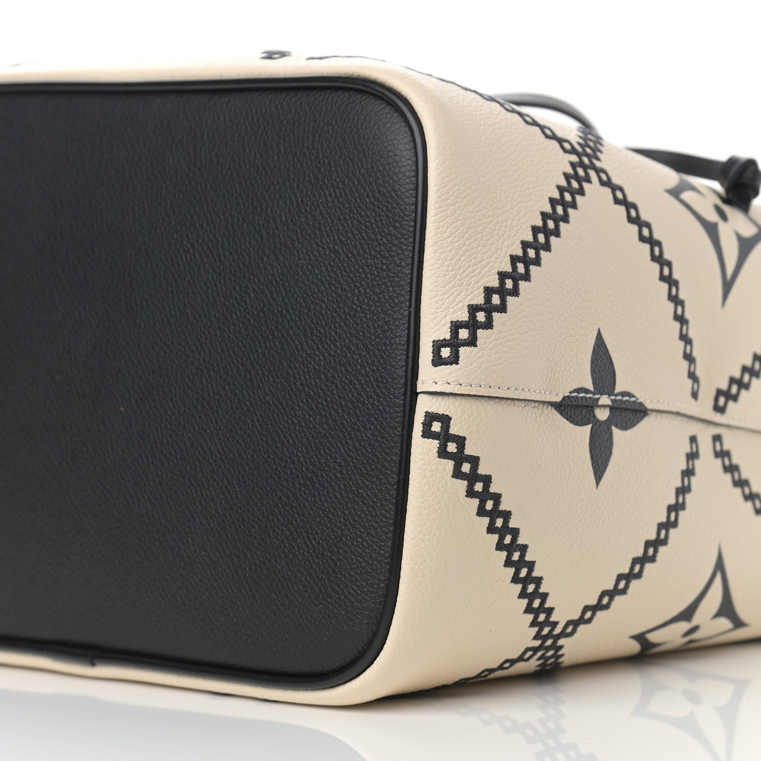 Louis Vuitton Empreinte Monogram Giant Broderies Neonoe MM Cream Black 10 of 12