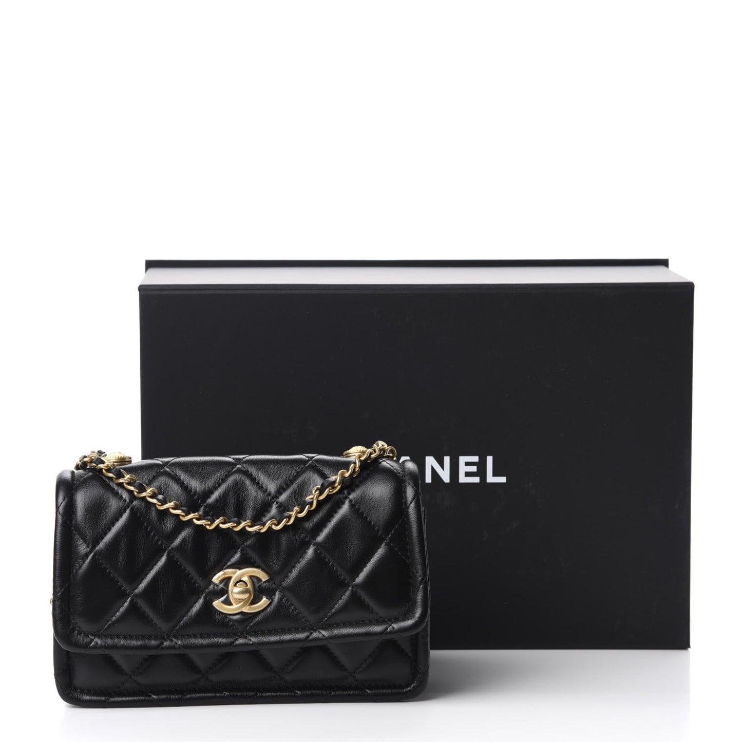 Shiny Lambskin Flap Clutch With Chain Black