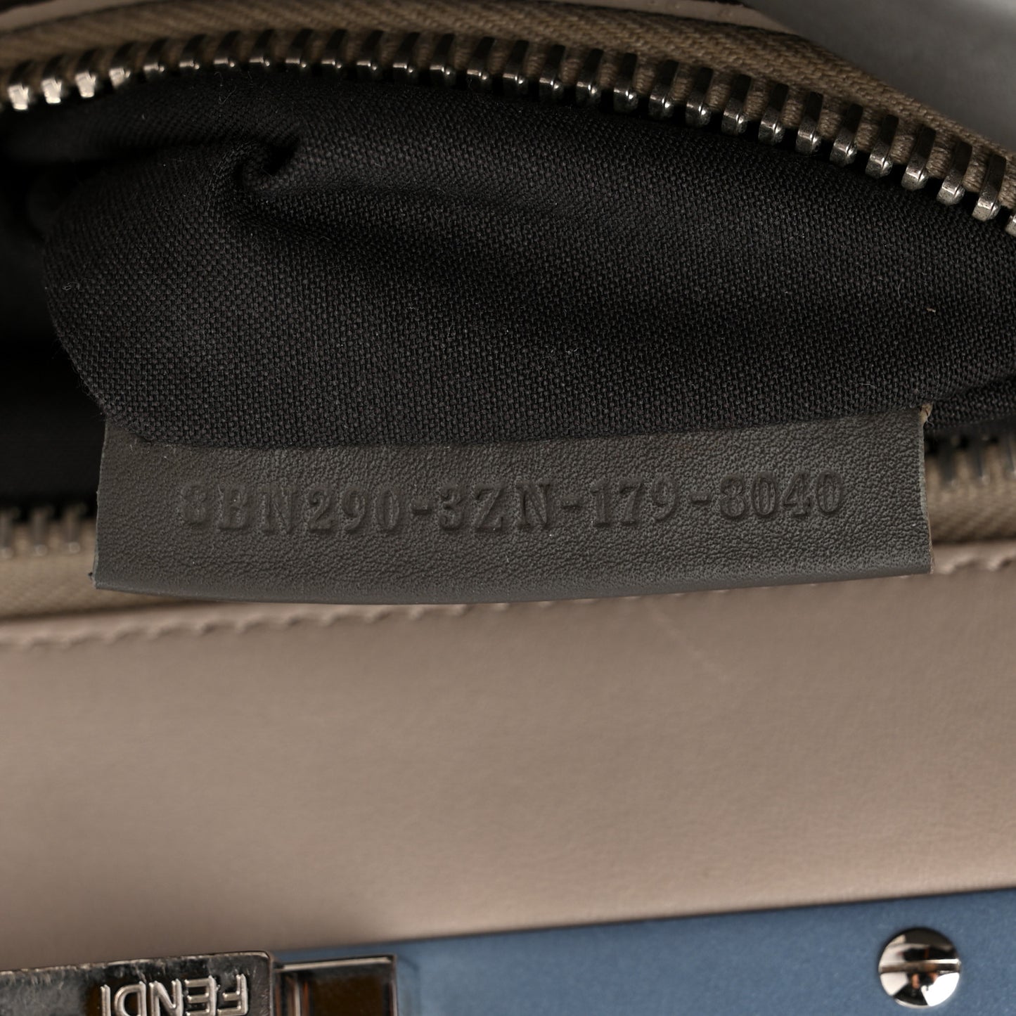 Vitello Seta Shiny Nappa Medium Peekaboo Iconic Satchel Carbone Grigio Polvere
