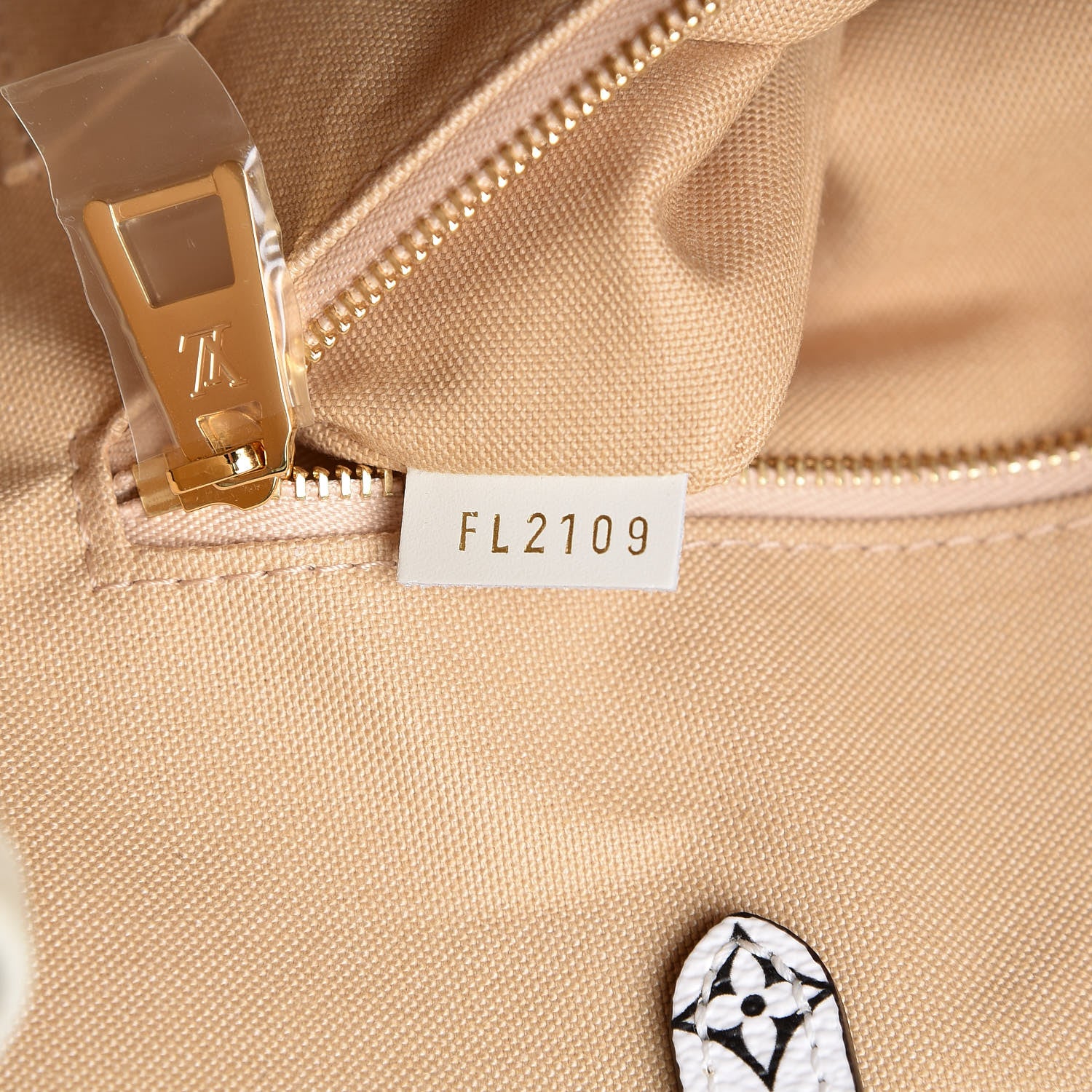 Louis Vuitton Monogram Giant Onthego GM Kaki Beige 8 of 11