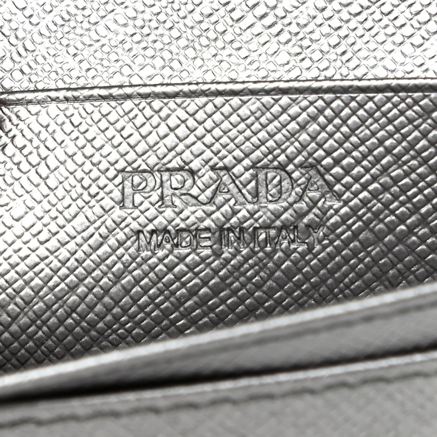 Metallic Saffiano Card Holder Cromo