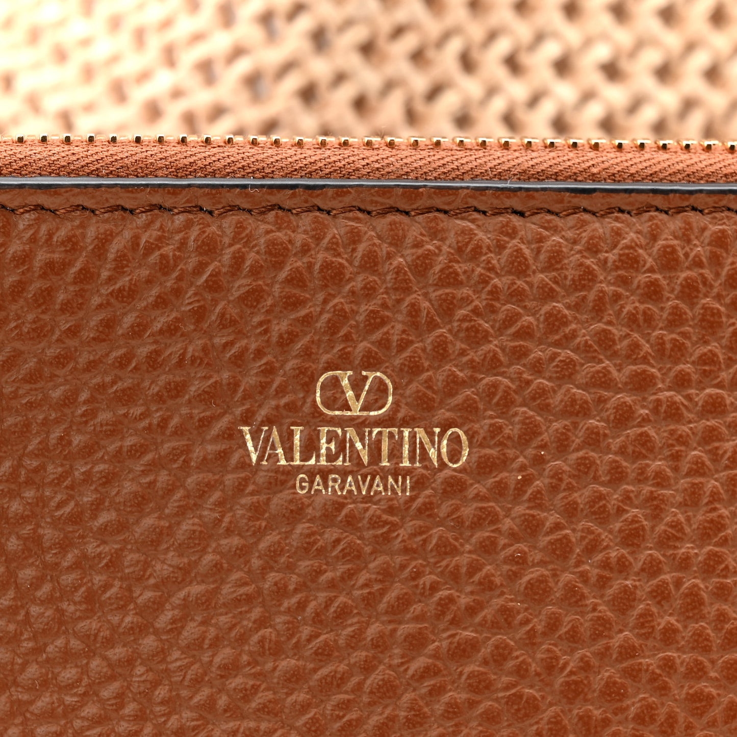 Raffia Grained Calfskin Medium Rockstud Vlogo Tote Naturale