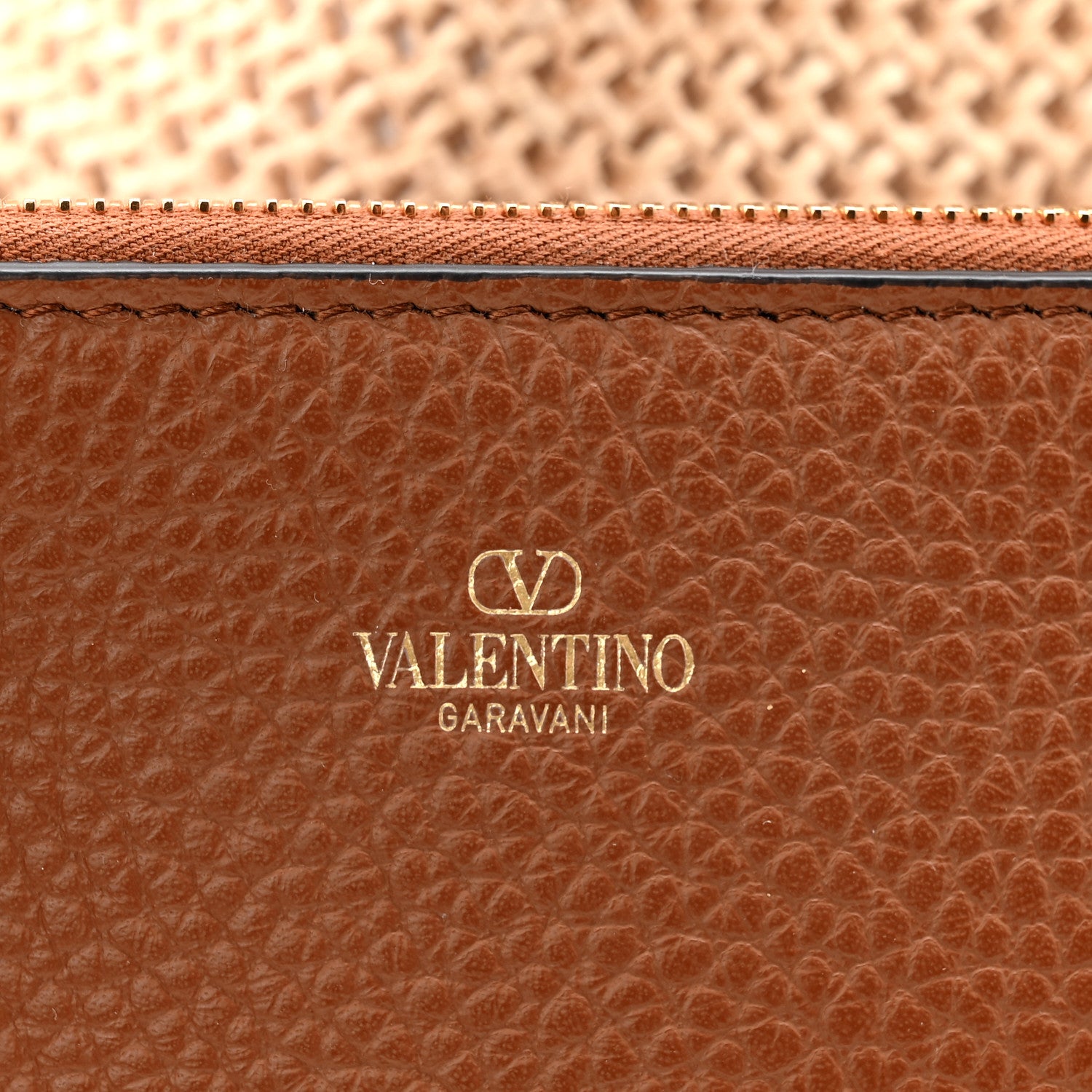 Valentino Garavani Raffia Grained Calfskin Medium Rockstud Vlogo Tote Naturale 7 of 11