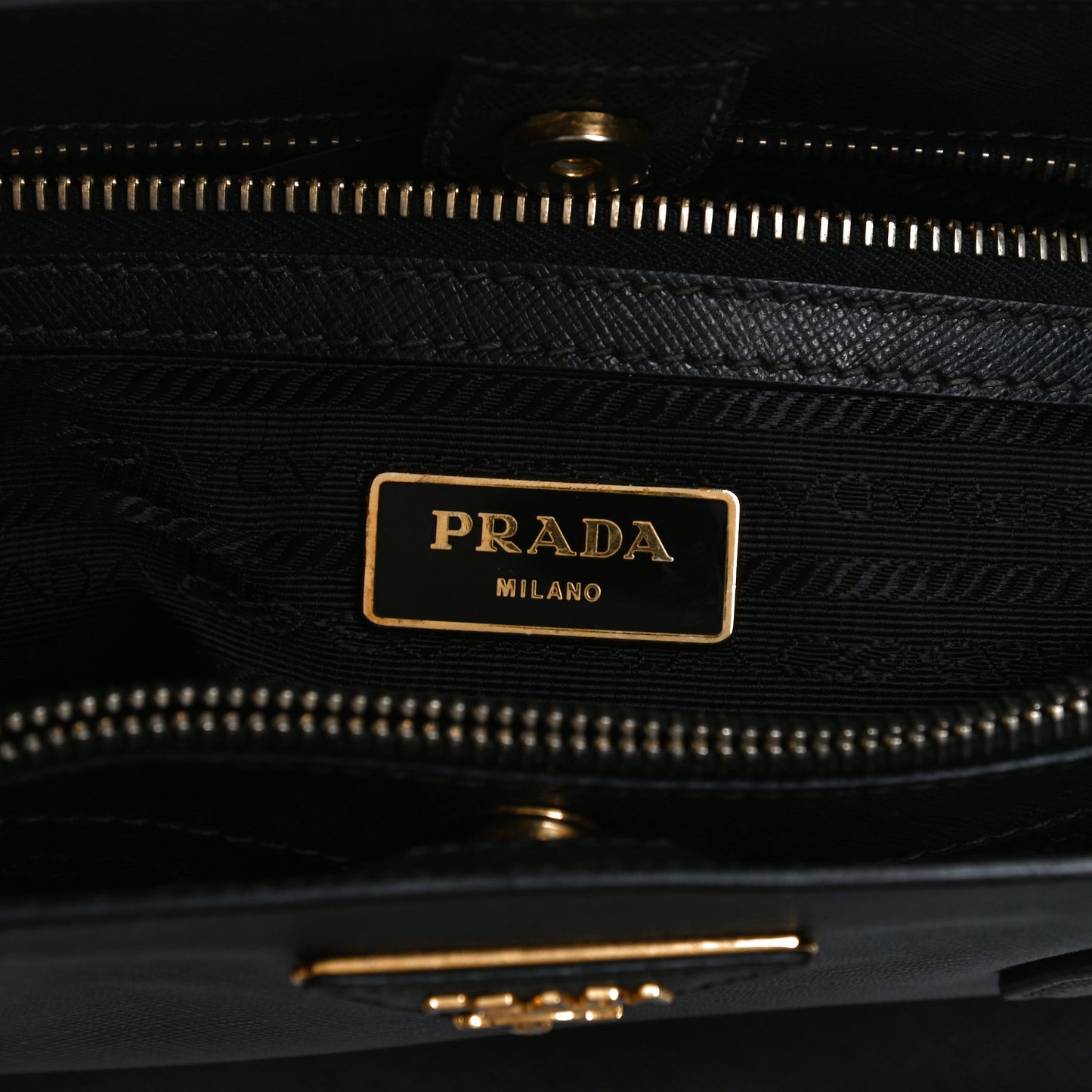 Saffiano Medium Galleria Double Zip Tote Black