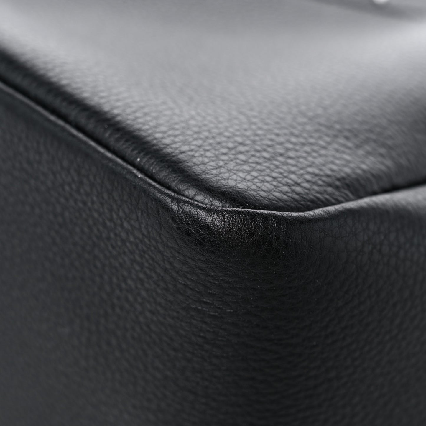 Vitello Daino Soft Medium Dynamique Tote Black