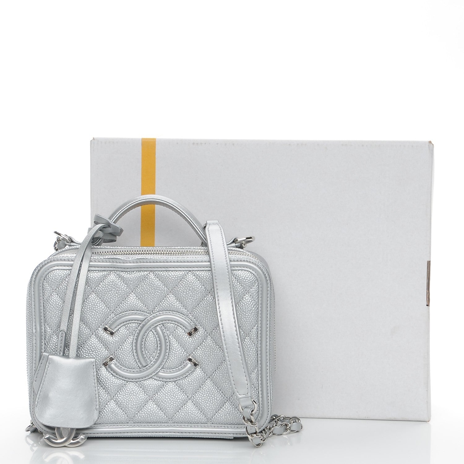 CHANELノベルティ　ケース　シルバー Chanel Metallic Caviar Quilted Medium CC Filigree Vanity Case
