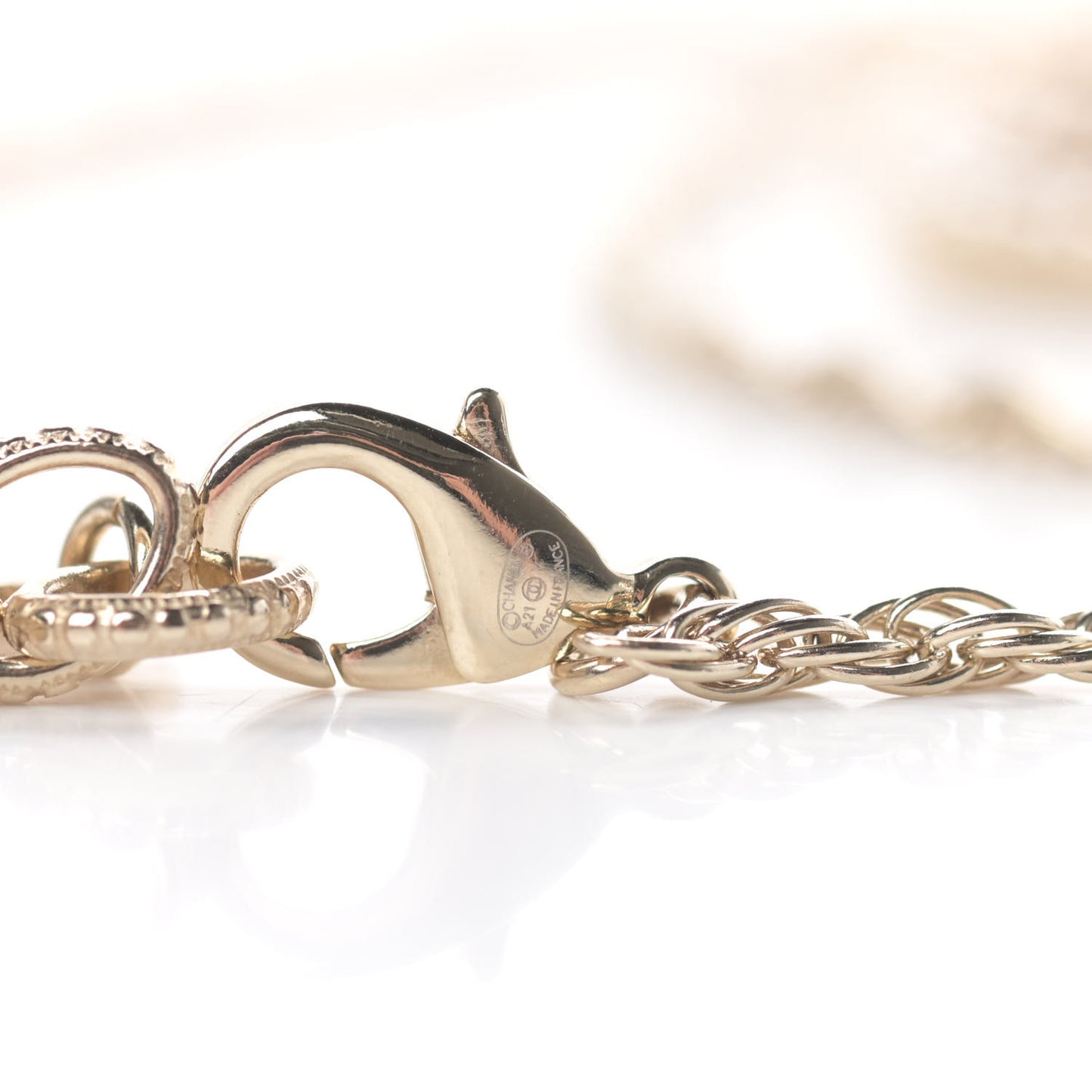 Pearl CC Round Pendant Necklace Gold