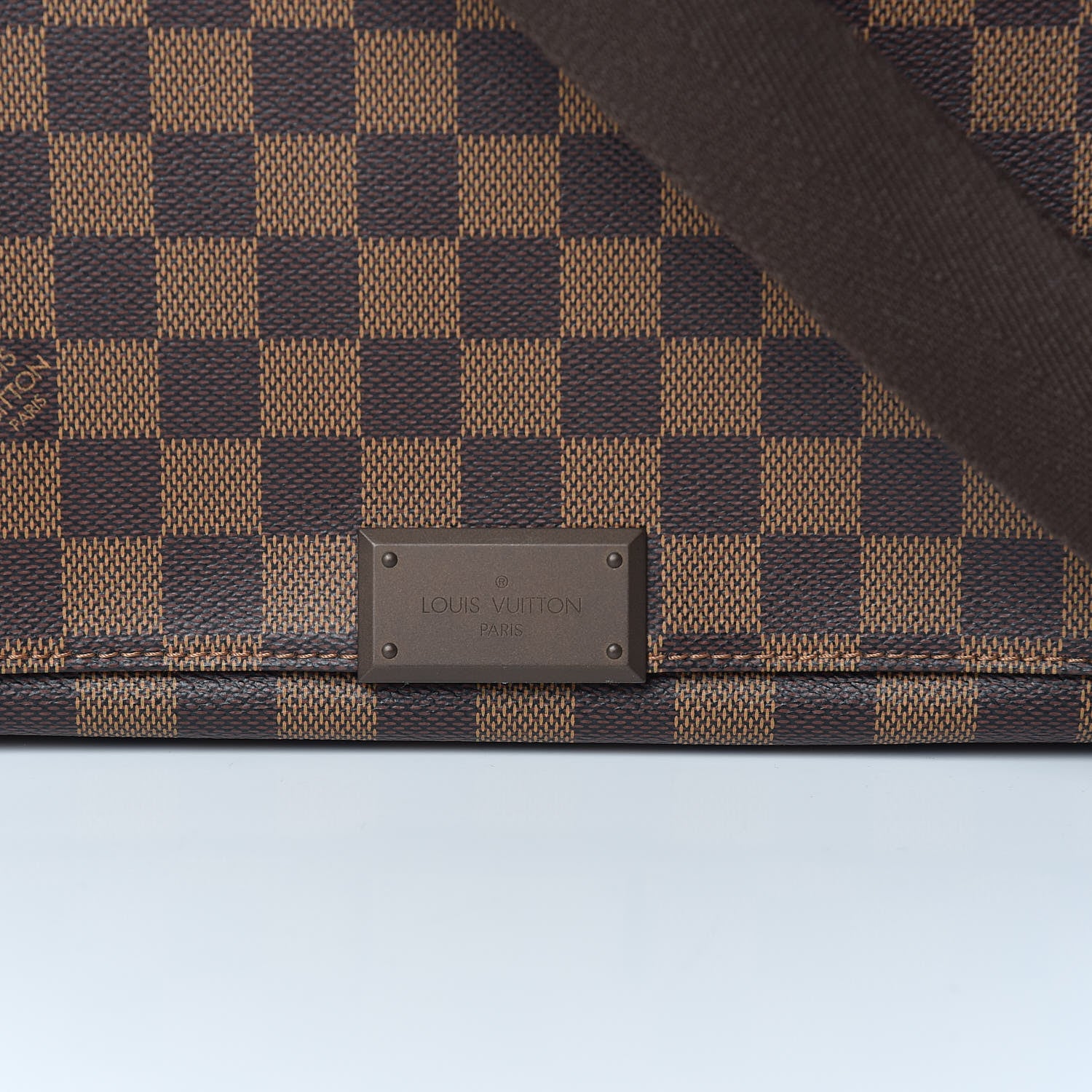 Louis Vuitton Damier Ebene District MM 9 of 9