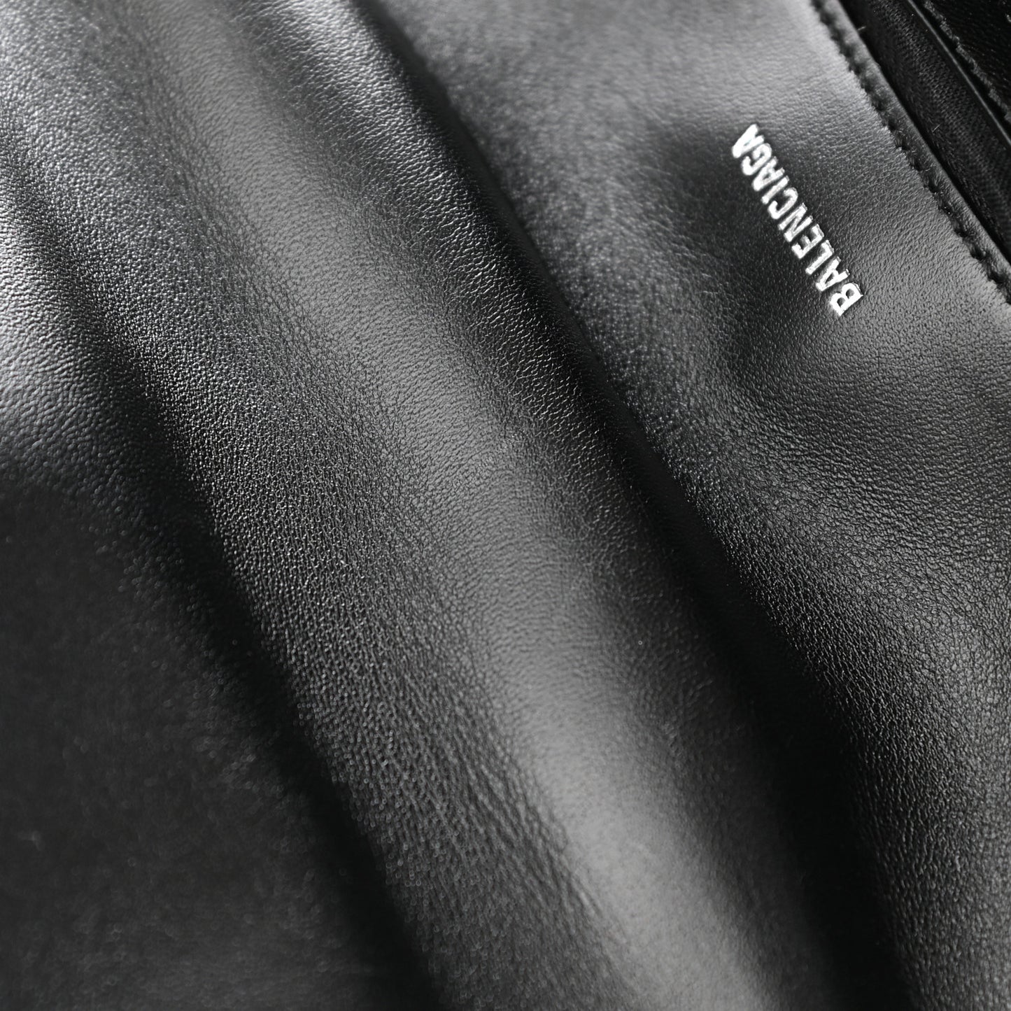 Nappa Calfskin Quilted Touch B Puffy Clutch Black