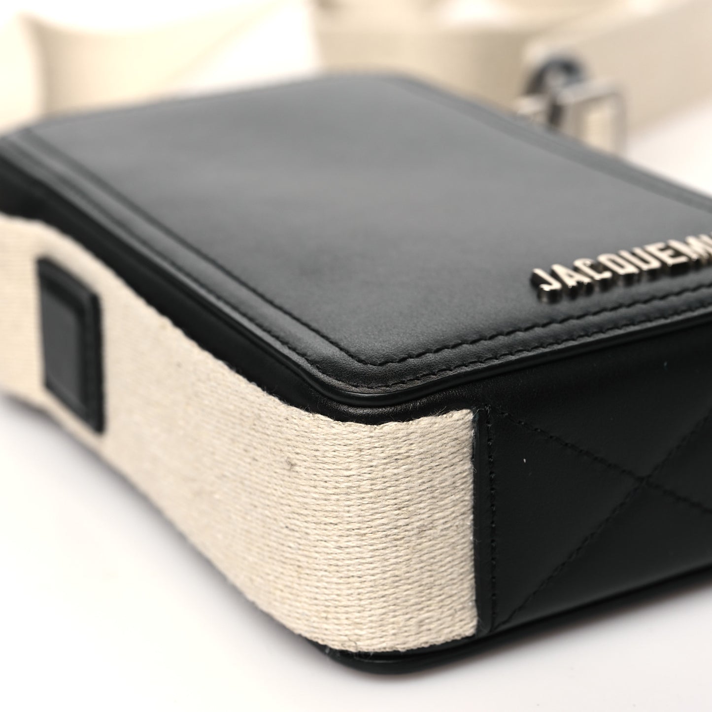 Smooth Calfskin Le Cuerda Vertical Black