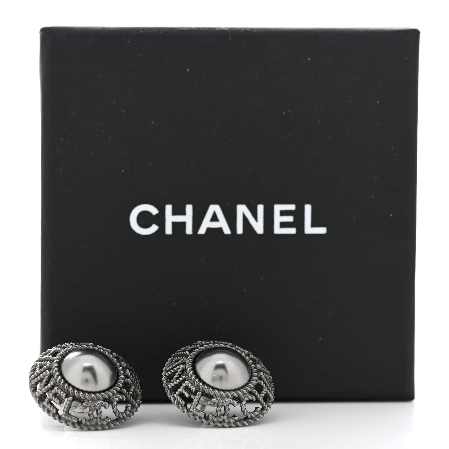 Ruthenium Pearl CC Round Rope Logo Earrings Dark Grey