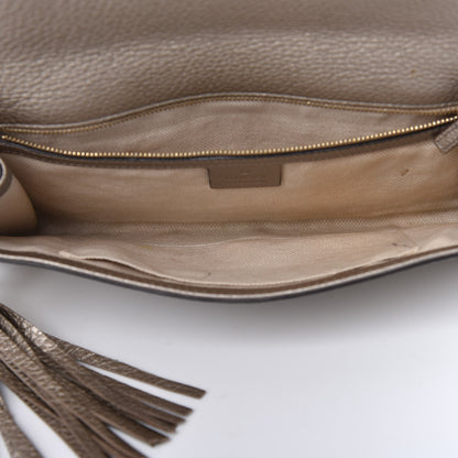 Gucci Metallic Pebbled Calfskin Medium Soho Clutch Golden Beige 7 of 17