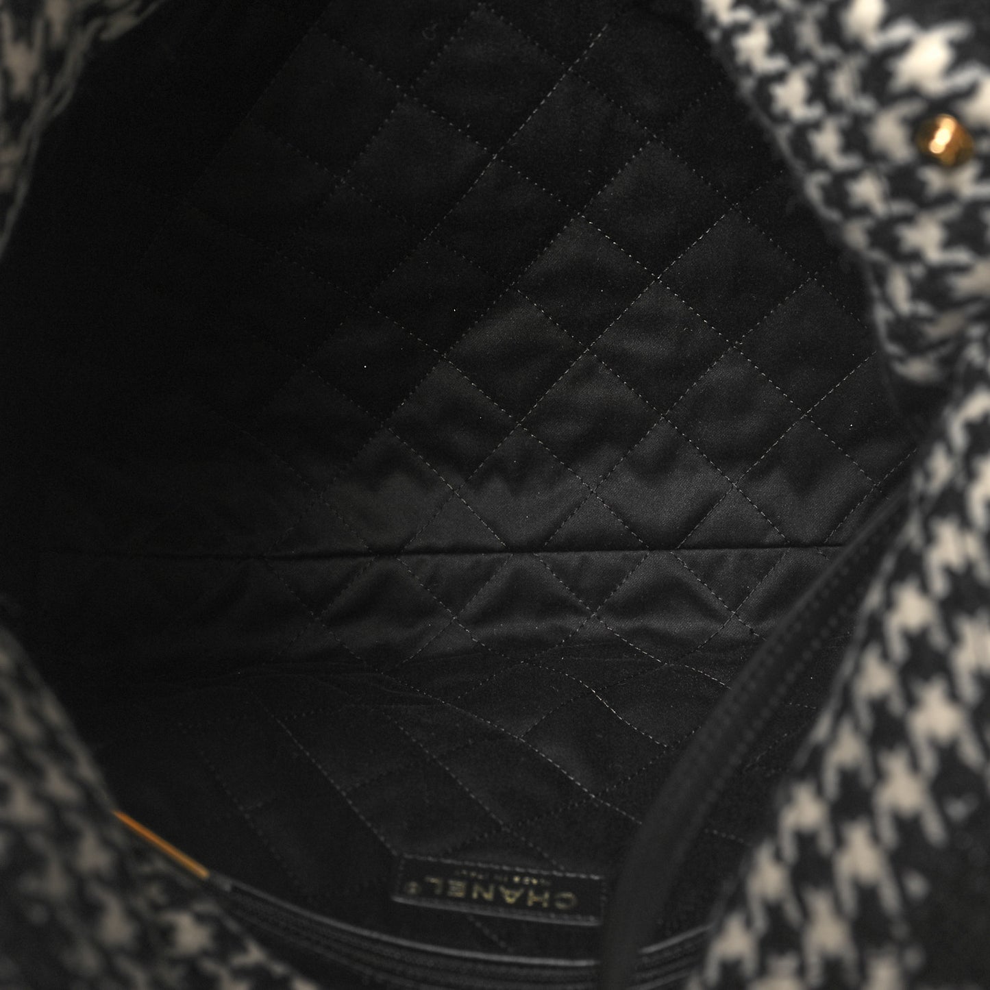 Tweed Houndstooth Quilted Chanel 22 Black Ecru