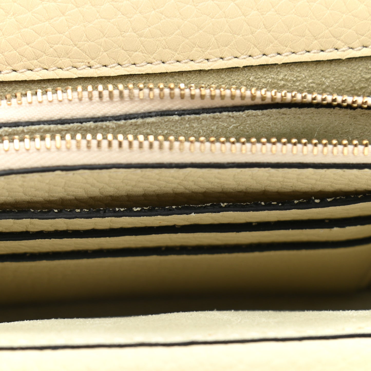 Pebbled Calfskin Rockstud Wallet on Chain Light Ivory