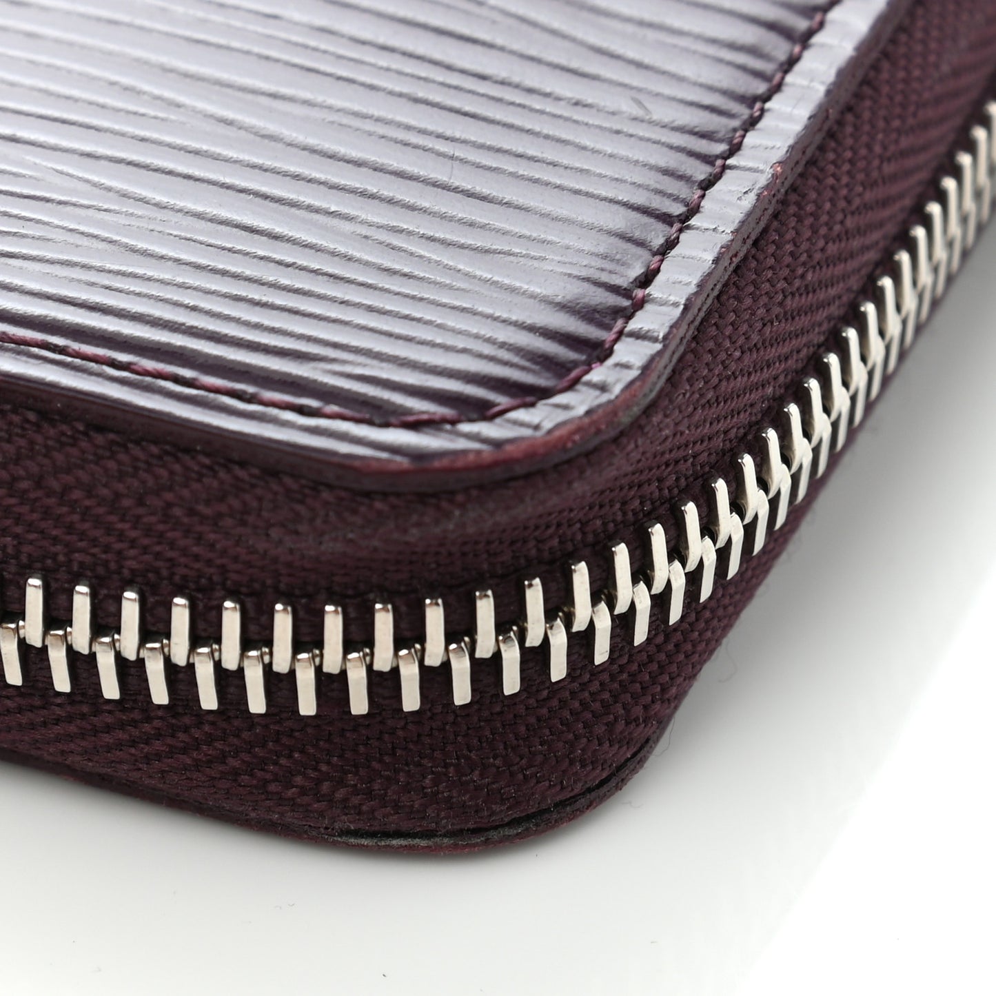 Epi Zippy Organizer Wallet Cassis