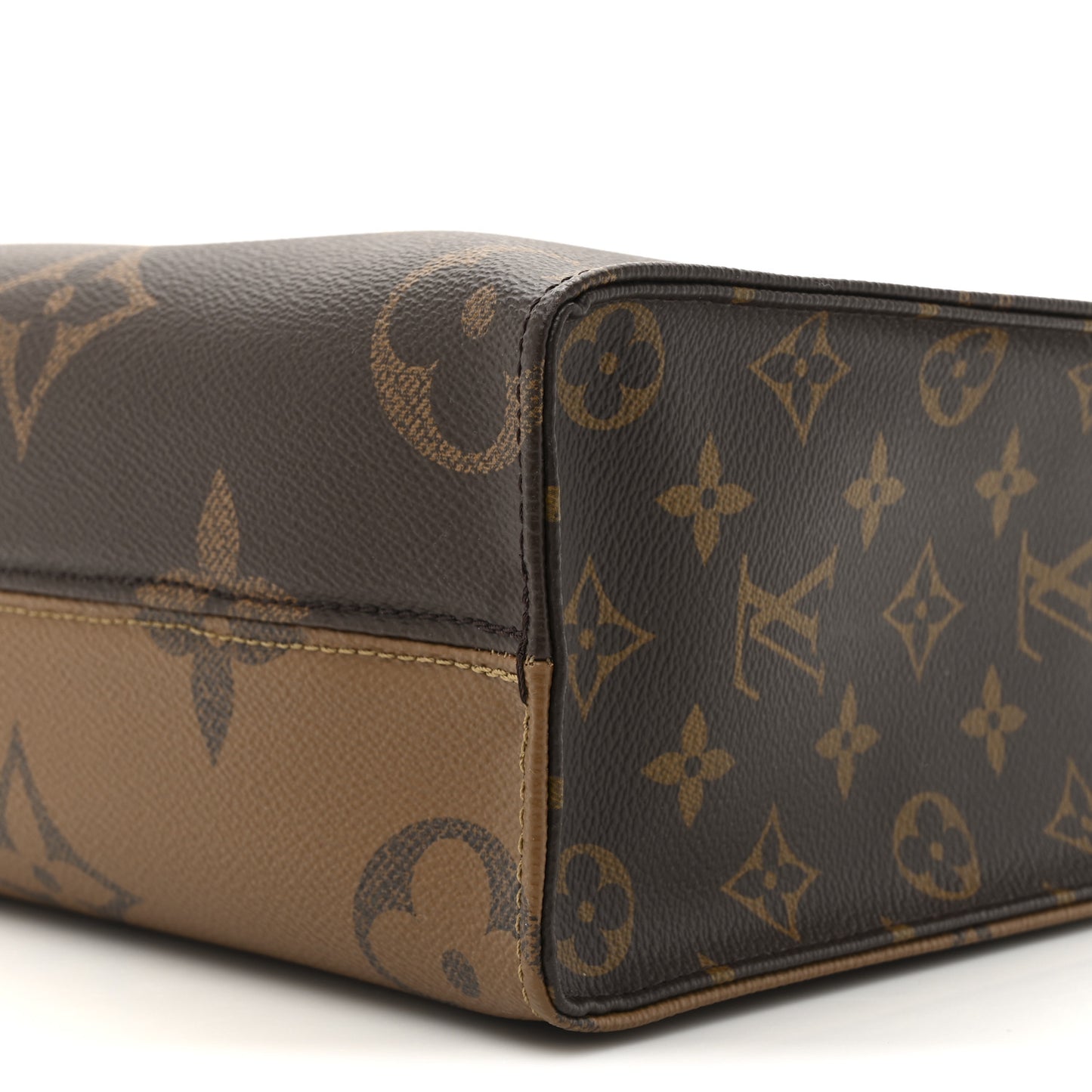 Reverse Monogram Giant Onthego PM