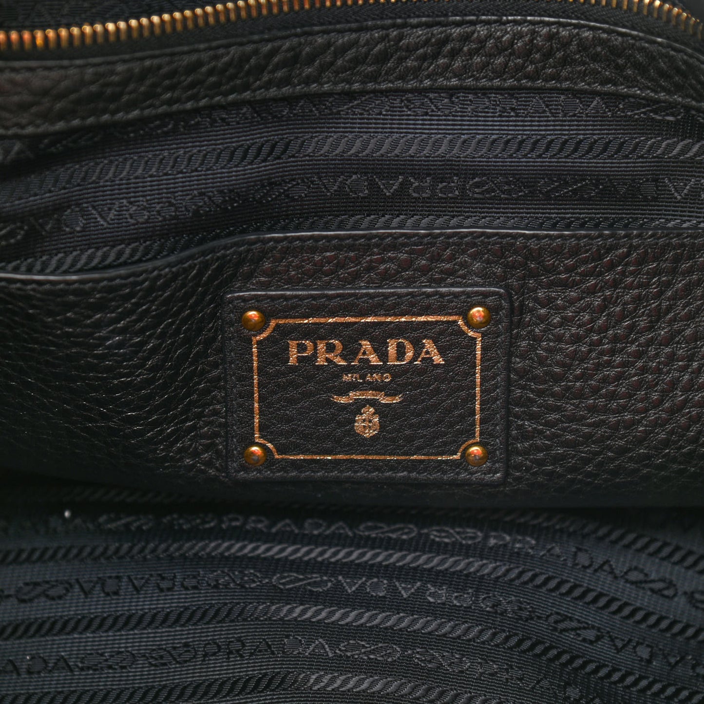 Vitello Daino Side Zip Tote Black