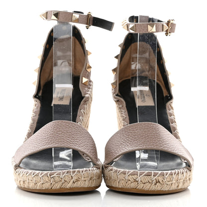 Valentino Garavani Grained Calfskin Rockstud Ankle Strap Espadrille 15/105mm Wedge Sandals 39 Poudre Natural 2 of 8