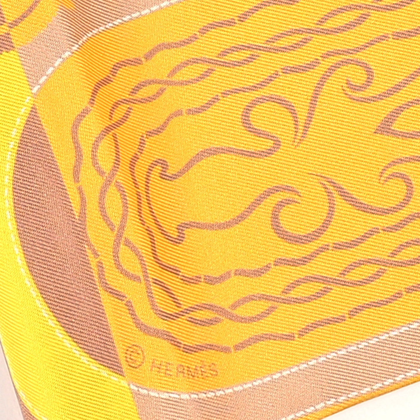 Silk Festival des Amazones Tattoo à Pois Maxi Twilly Jaune Beige Dore Potiron