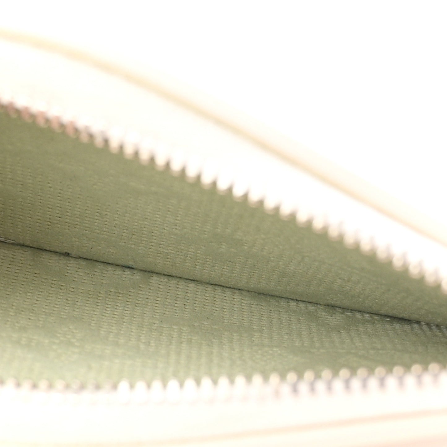 Reverse Mahina Blossom Pochette PM Quartz White