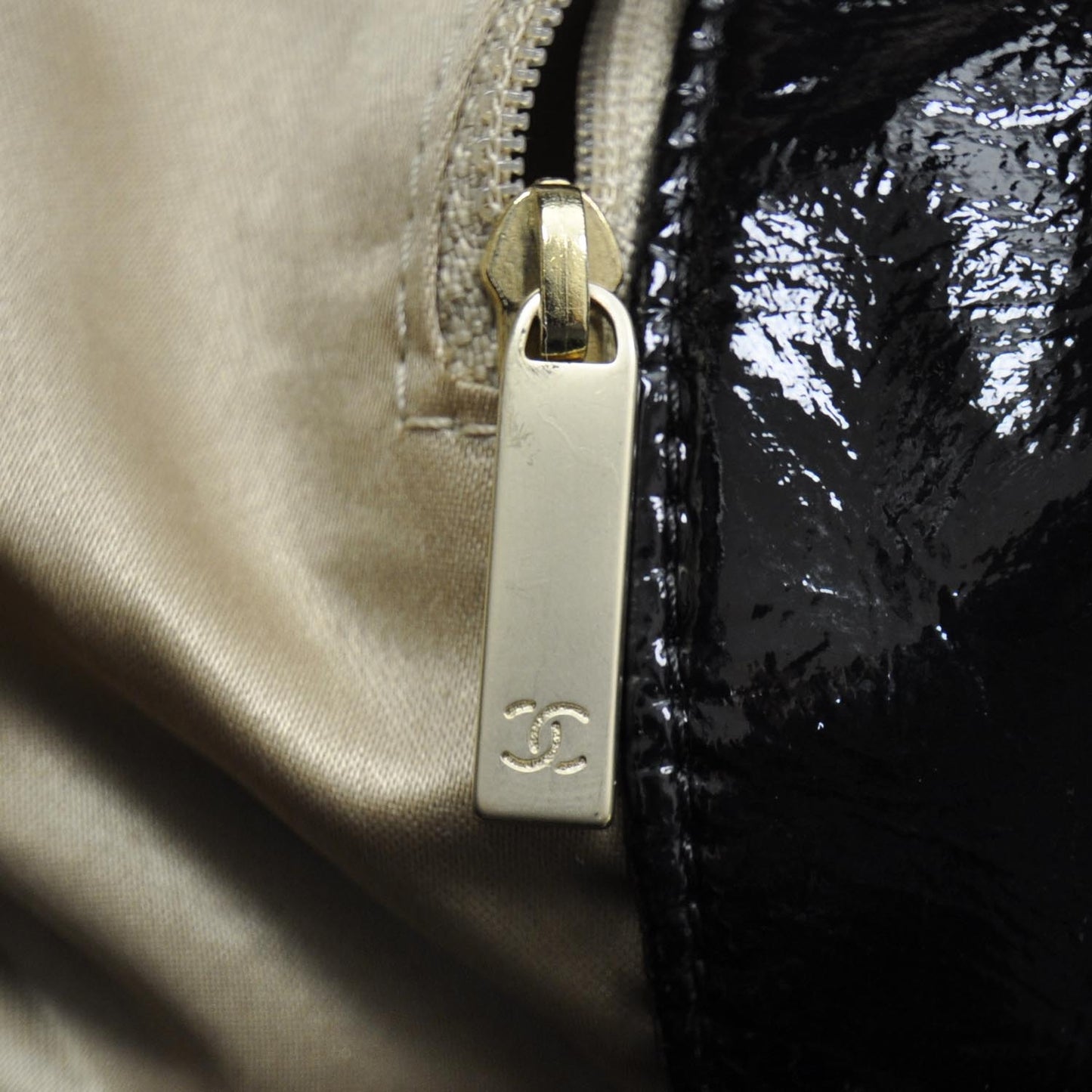 Vinyl XL Rock and Chain Flap Black