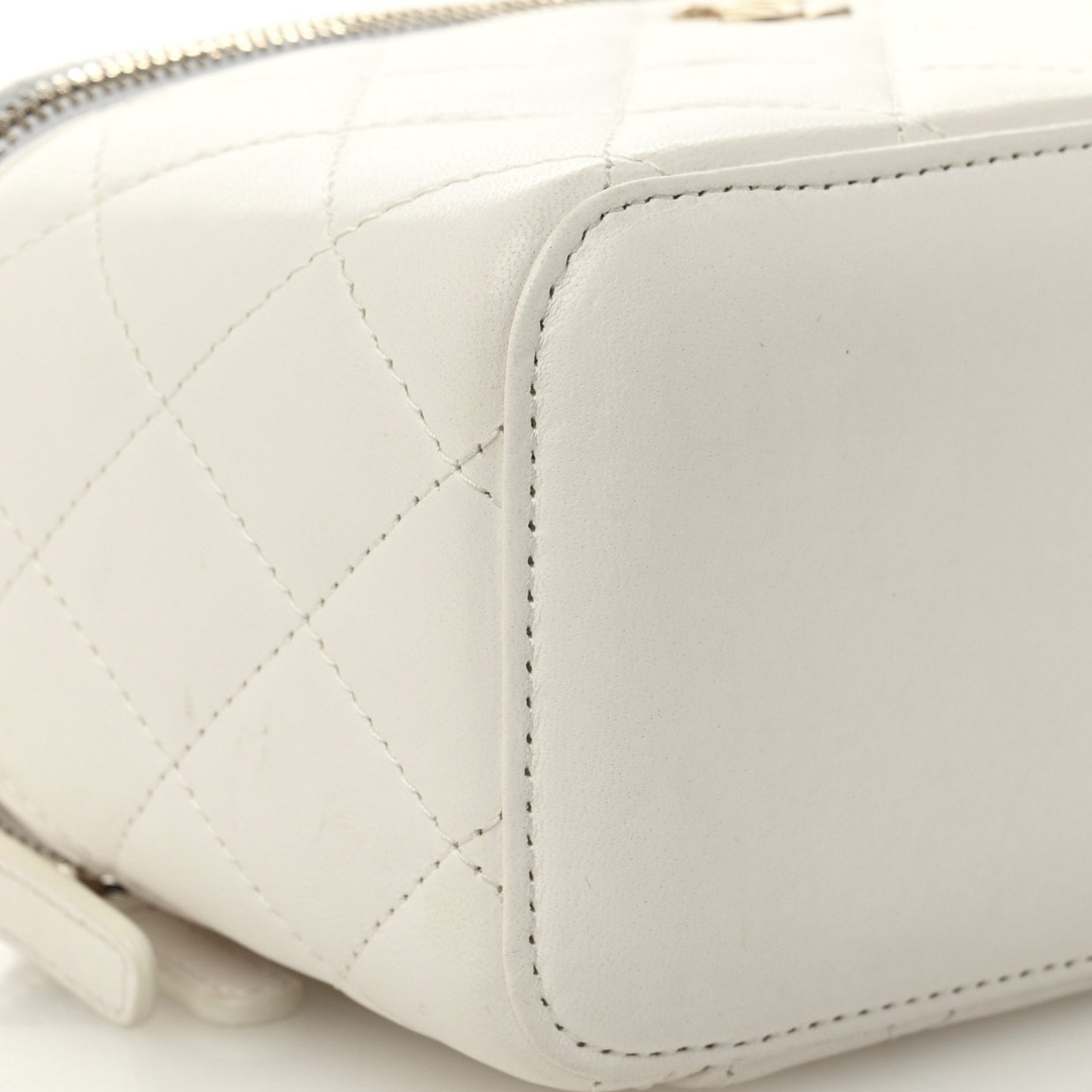 Lambskin Quilted Pearl Crush Small Vanity Case With Chain White
