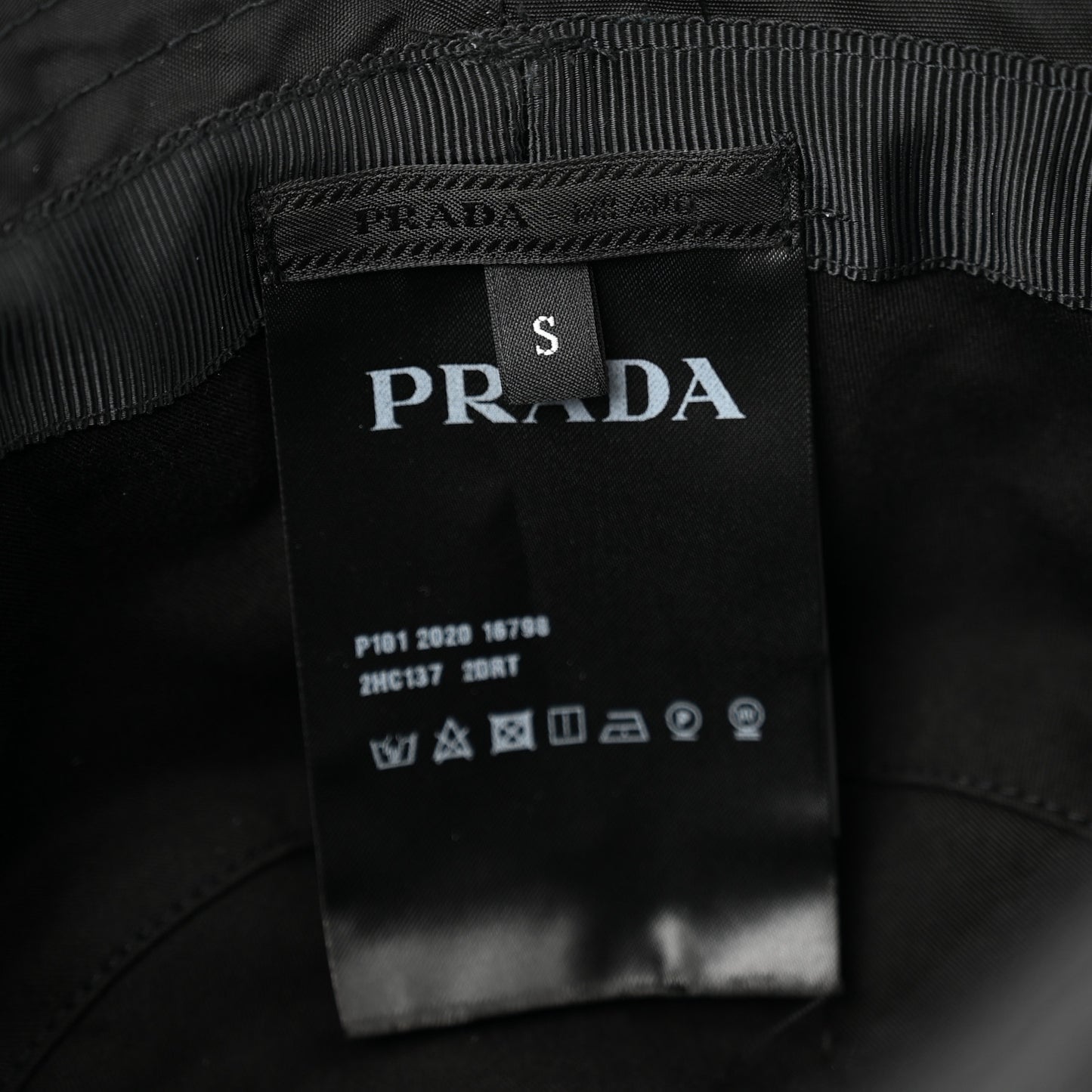 Re-Nylon Rubber Logo Mens Bucket Hat S Black