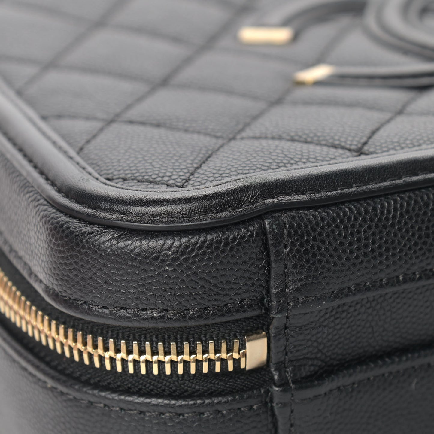 Caviar Quilted Medium CC Filigree Vanity Case Black