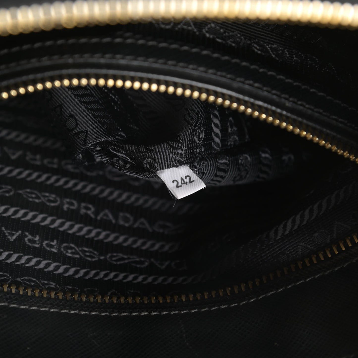 Saffiano Medium Galleria Double Zip Tote Black