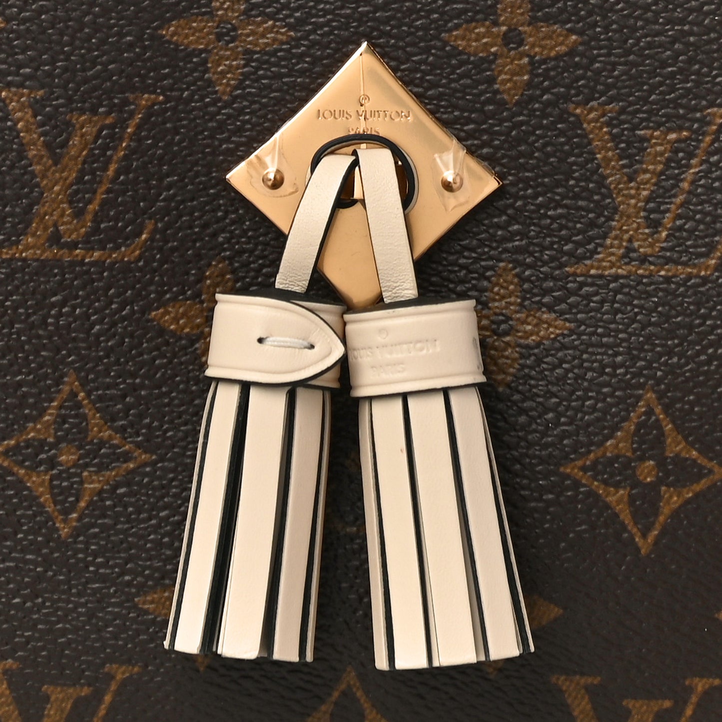 Monogram Saintonge Creme