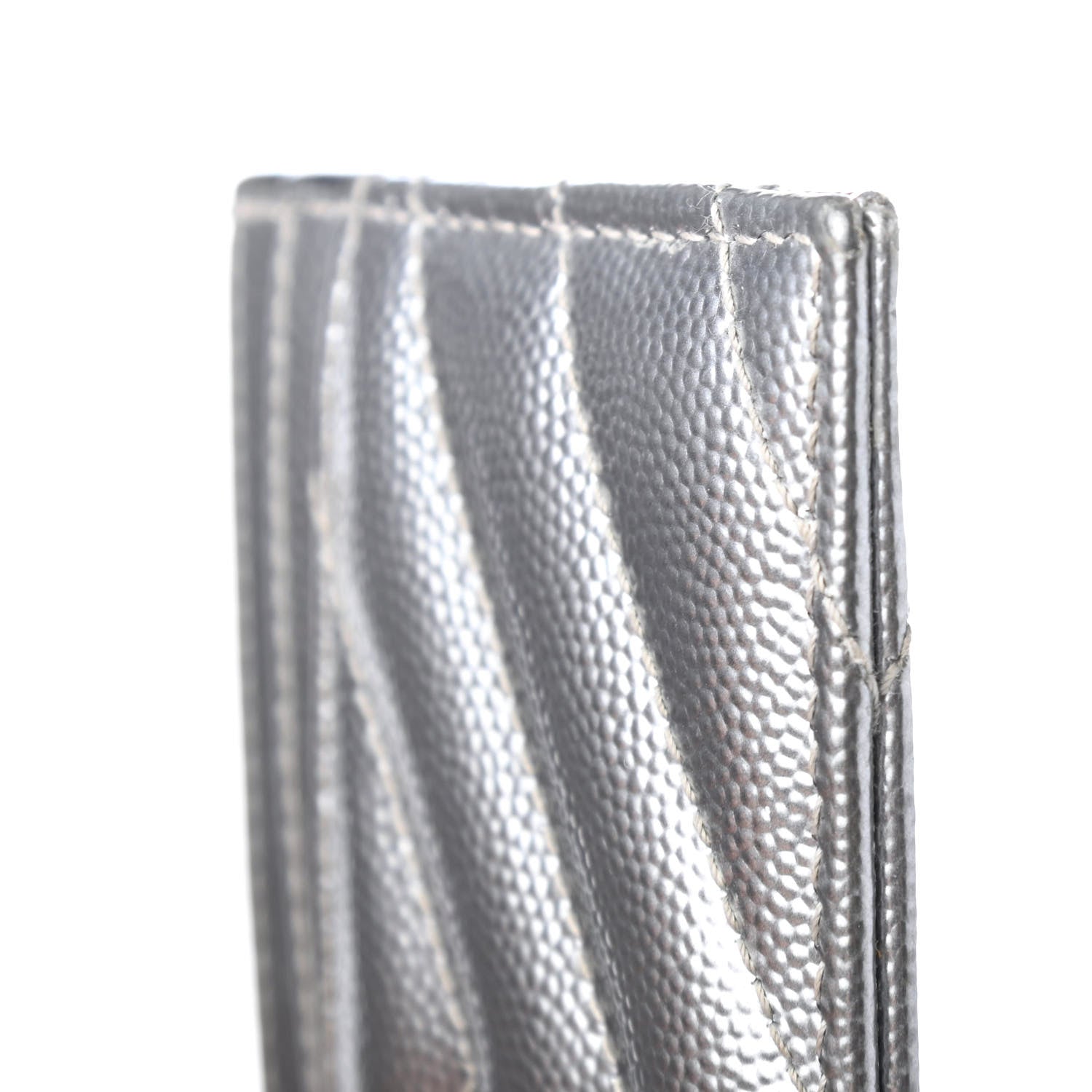 Saint Laurent Metallic Grain De Poudre Matelasse Chevron Monogram Credit Card Case Argento 8 of 9
