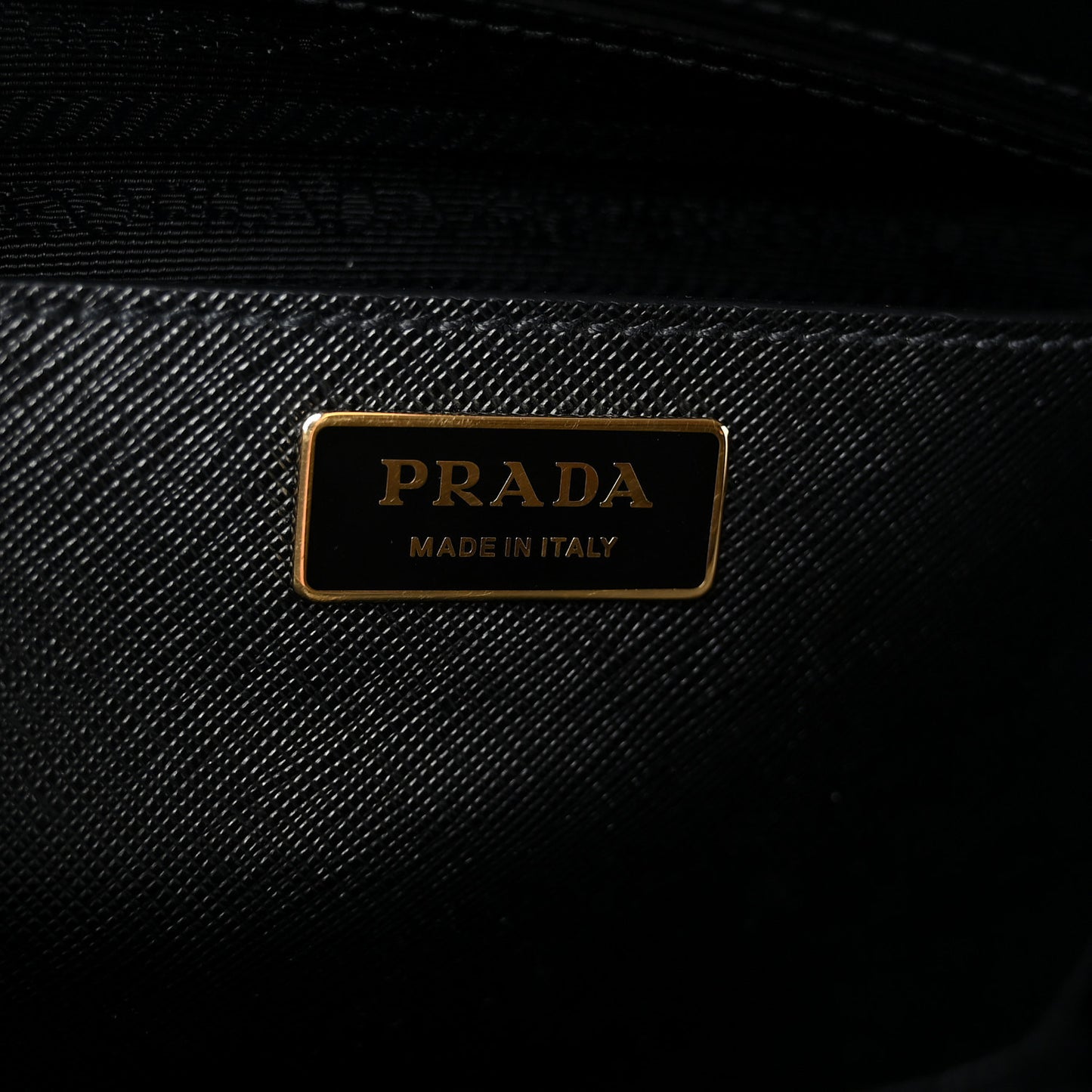 Saffiano Medium Galleria Double Zip Tote Black