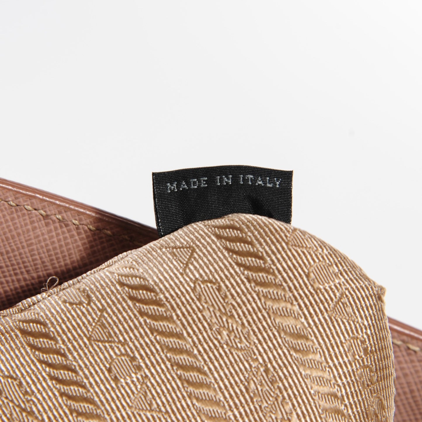 Saffiano Lux Medium Tote Cammeo