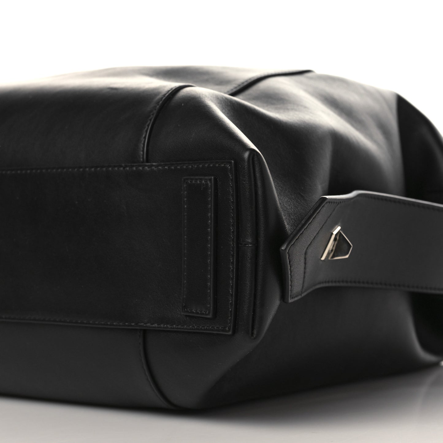 Smooth Calfskin Medium Soft Antigona Black